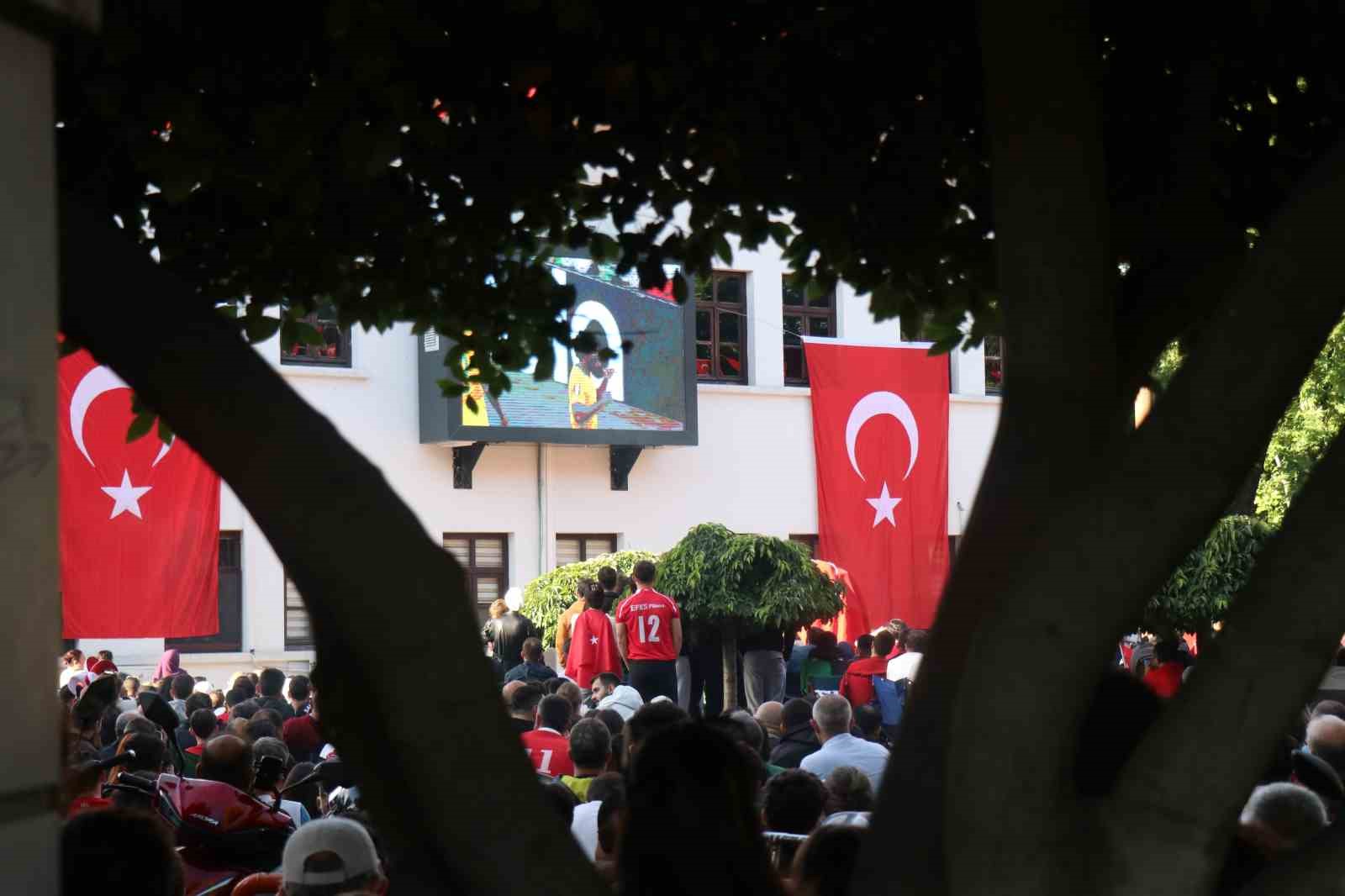 sakaryalilar kirmizi beyazlari giyip dev ekranda milli takim heyecani yasadi 12 tYKvHh3p