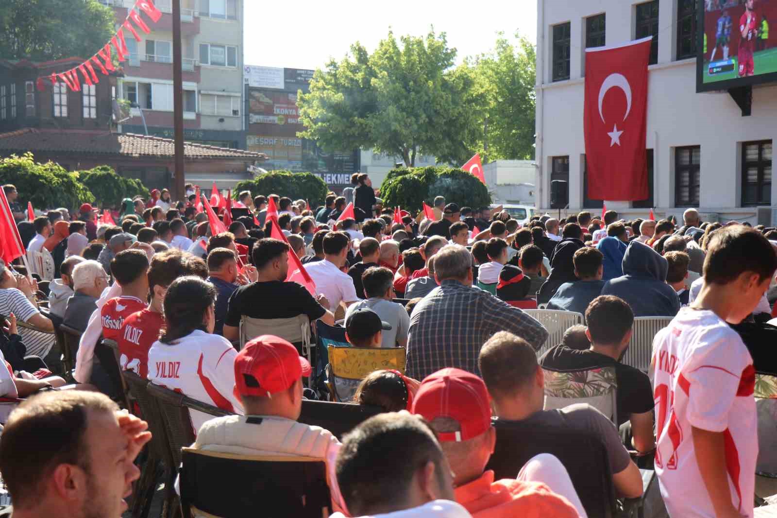 sakaryalilar kirmizi beyazlari giyip dev ekranda milli takim heyecani yasadi 13 3gET9Vem