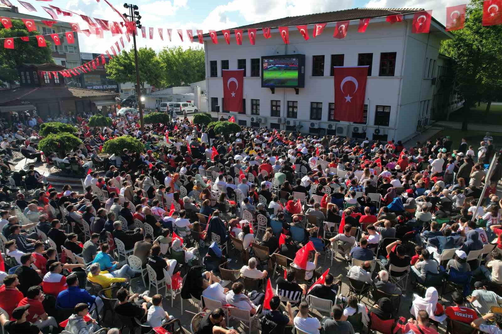 sakaryalilar kirmizi beyazlari giyip dev ekranda milli takim heyecani yasadi 2 XTg3PRRz