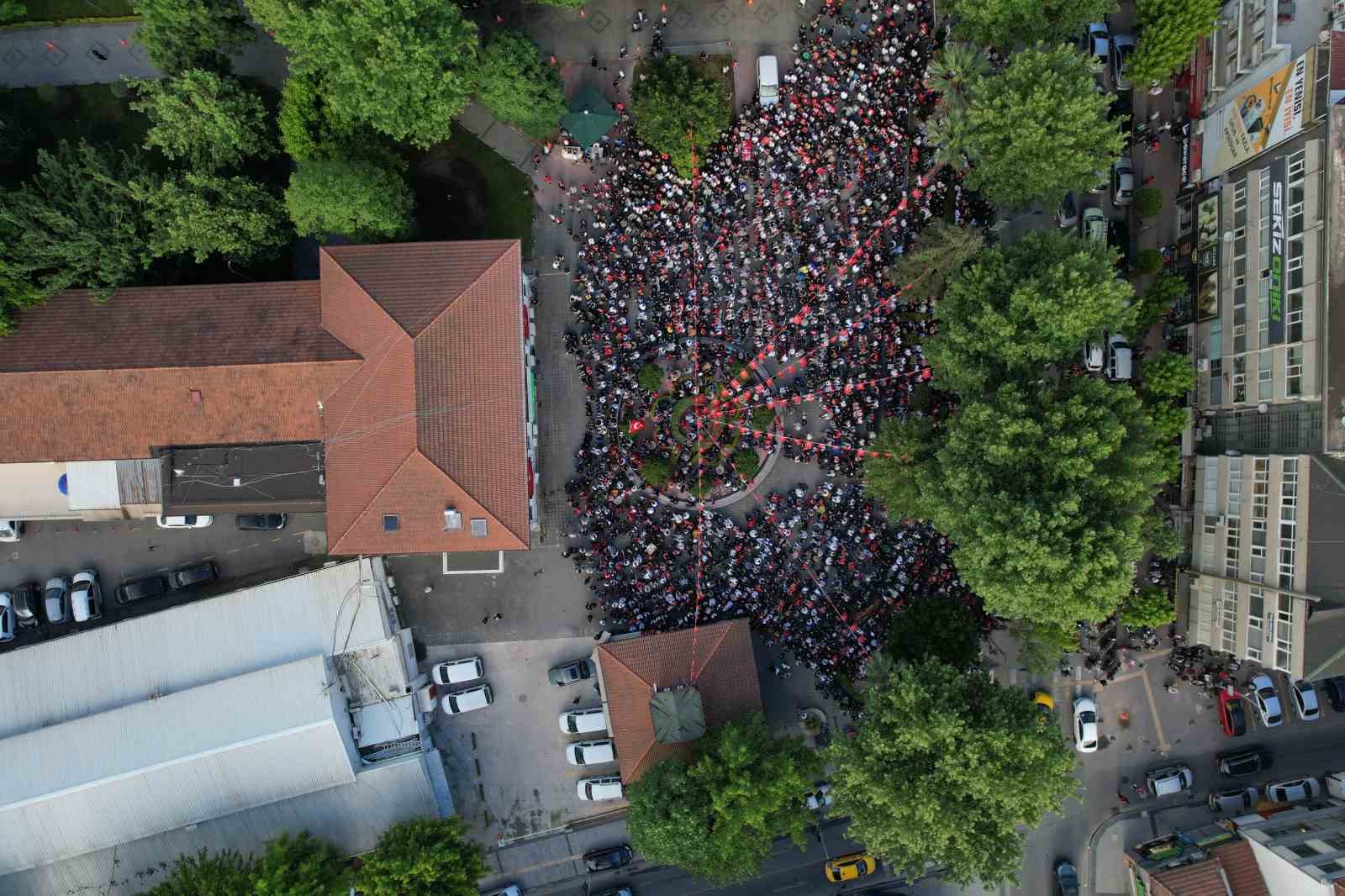 sakaryalilar kirmizi beyazlari giyip dev ekranda milli takim heyecani yasadi 3 F5umOuA7