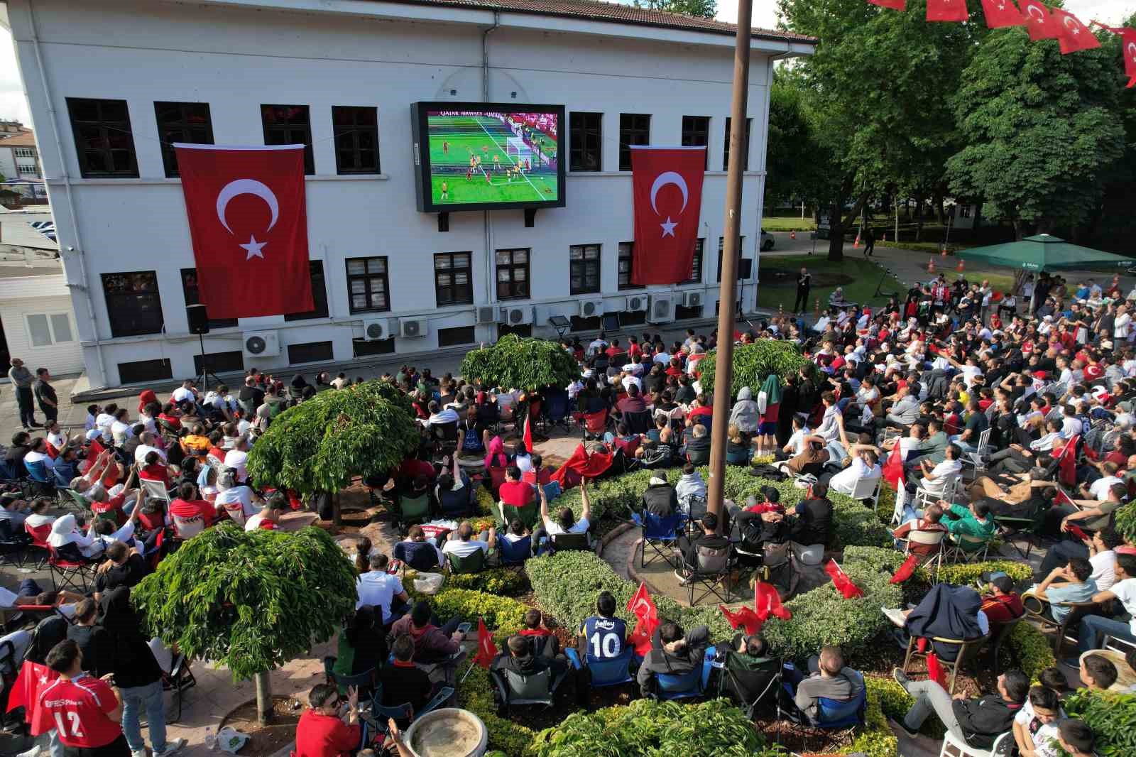 sakaryalilar kirmizi beyazlari giyip dev ekranda milli takim heyecani yasadi 4 OO6dVDOG