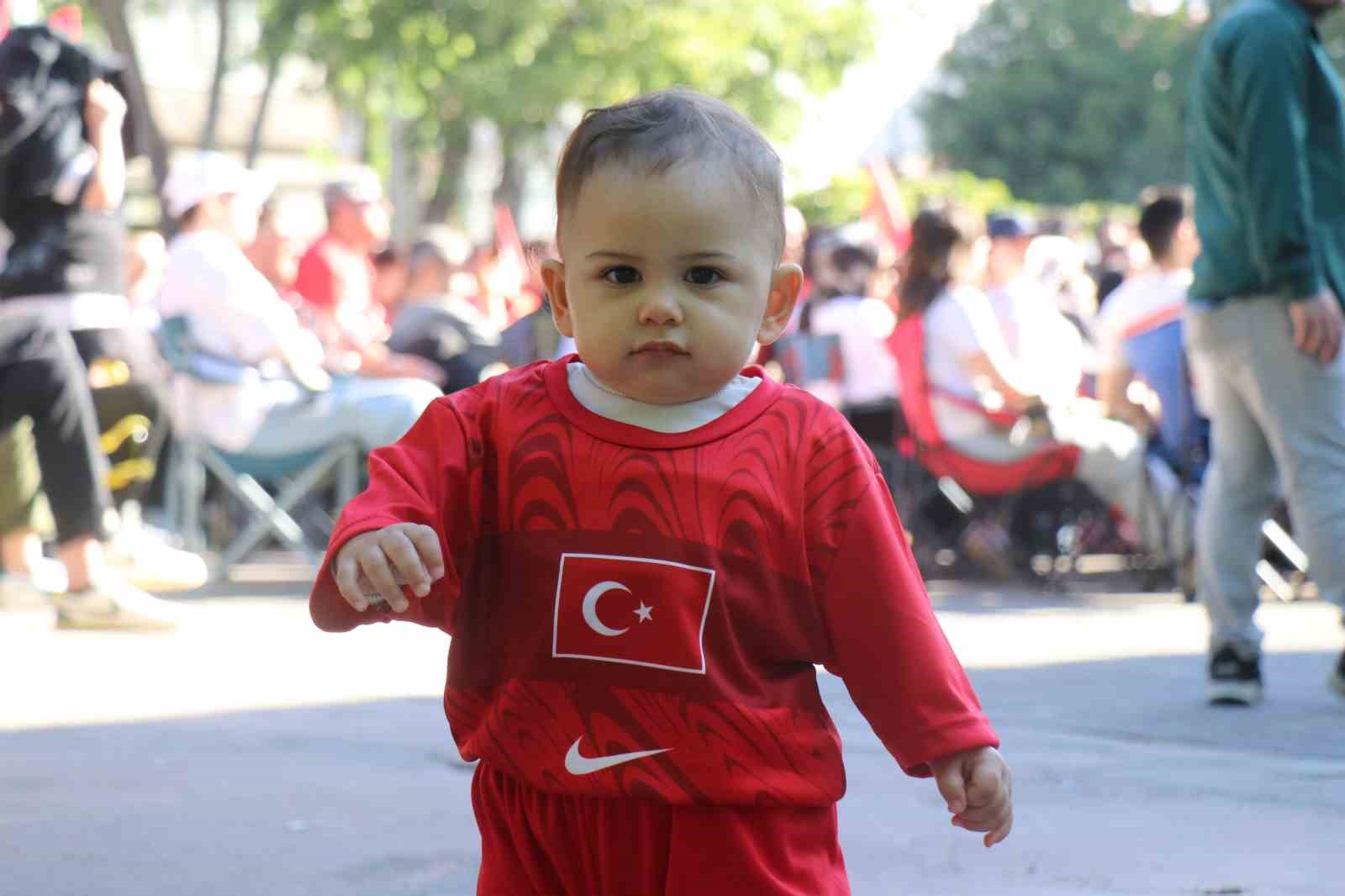 sakaryalilar kirmizi beyazlari giyip dev ekranda milli takim heyecani yasadi 5 ubWngHtK