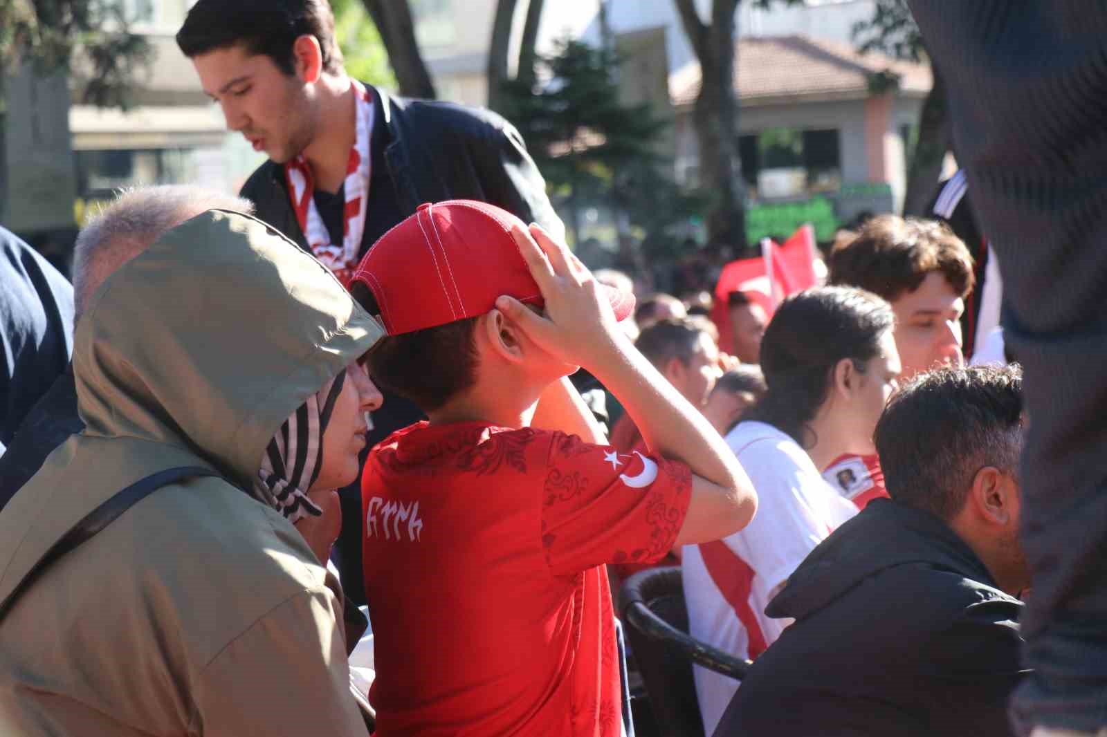 sakaryalilar kirmizi beyazlari giyip dev ekranda milli takim heyecani yasadi 6 9UgDXKu9