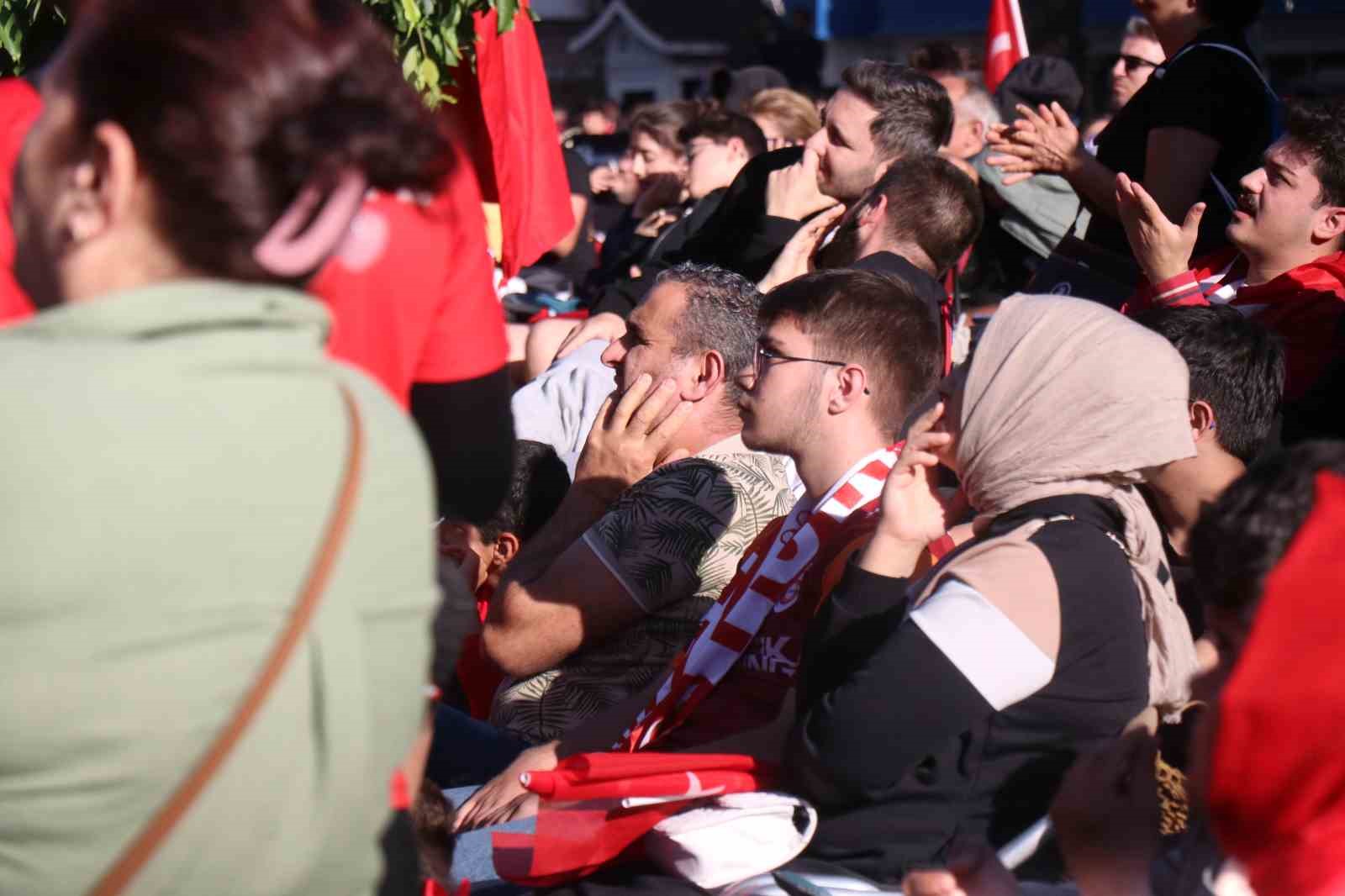 sakaryalilar kirmizi beyazlari giyip dev ekranda milli takim heyecani yasadi 7 hyH8ii4X