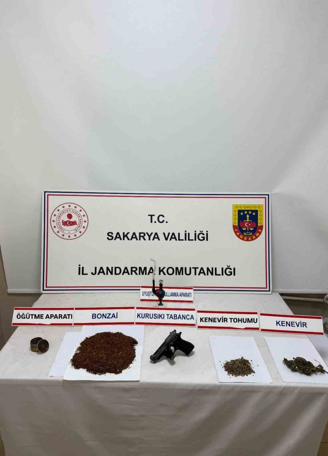 sakaryanin iki ilcesinde zehir tacirlerine operasyon 2 tutuklama 1 WQfrXNDi