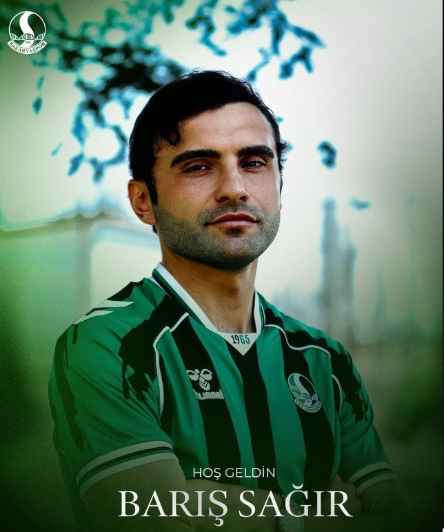 Sakaryaspor, 3 futbolcuyu renklerine bağladı 4 sakaryaspor 3 futbolcuyu renklerine bagladi 0 SP927nlu