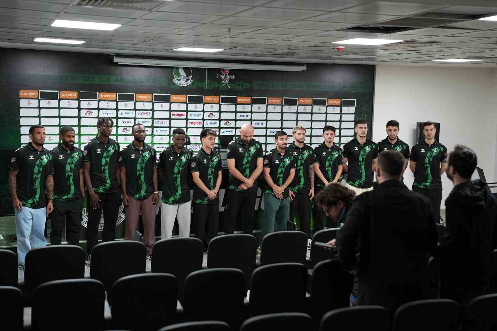 sakaryasporda transferin son gununde 13 imza birden atildi 2 p7LyVfeE