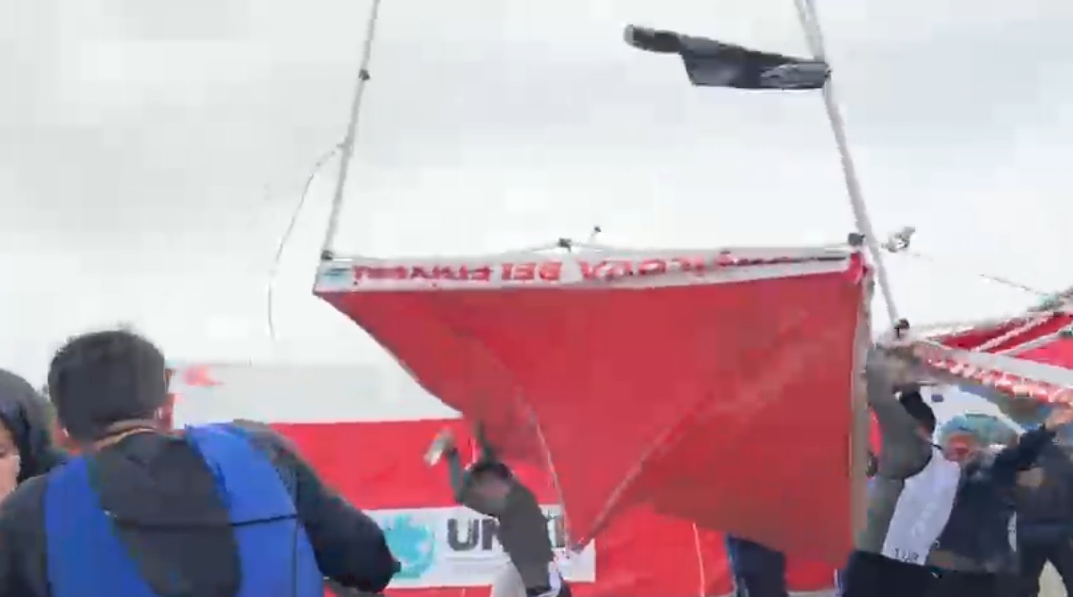 Salda Duatlonu Türkiye Kupası’nda şiddetli rüzgar çadır ve bariyerleri uçurdu, o anlar kameralara yansıdı 5 salda duatlonu turkiye kupasinda siddetli ruzgar cadir ve bariyerleri ucurdu o anlar kameralara yansidi DjbVAjAu