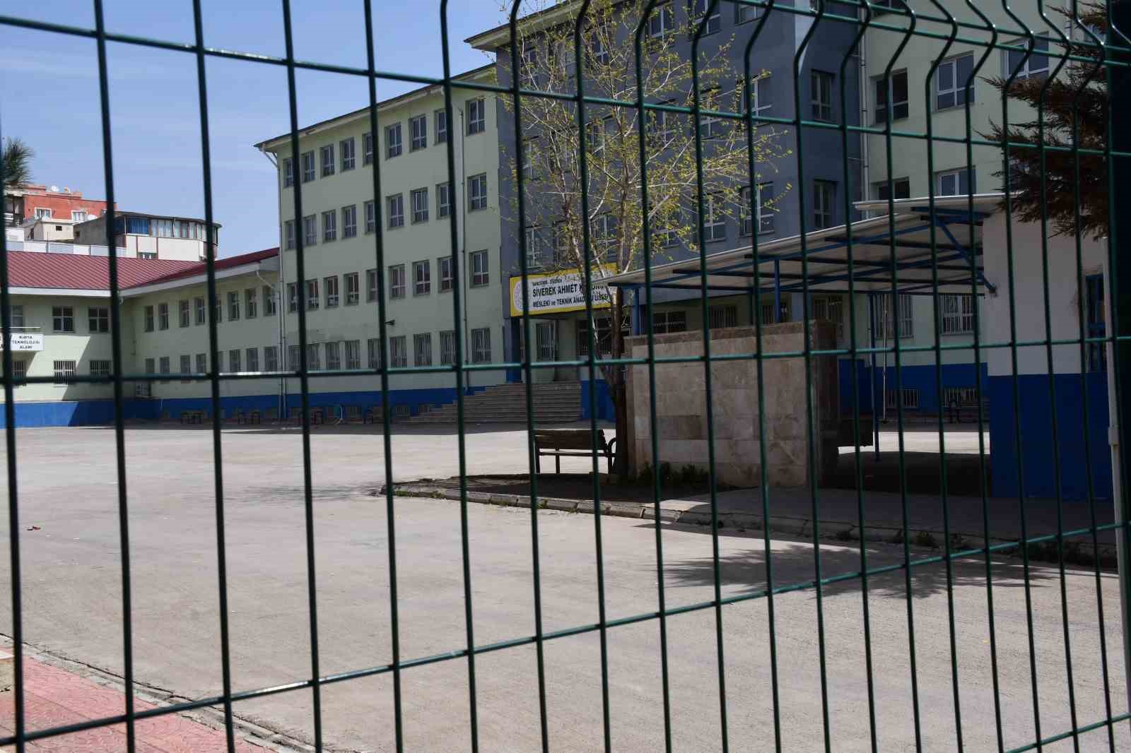 Saldırı olayının yaşandığı Siverek’te okullarda sessizlik hakim 8 saldiri olayinin yasandigi siverekte okullarda sessizlik hakim 4