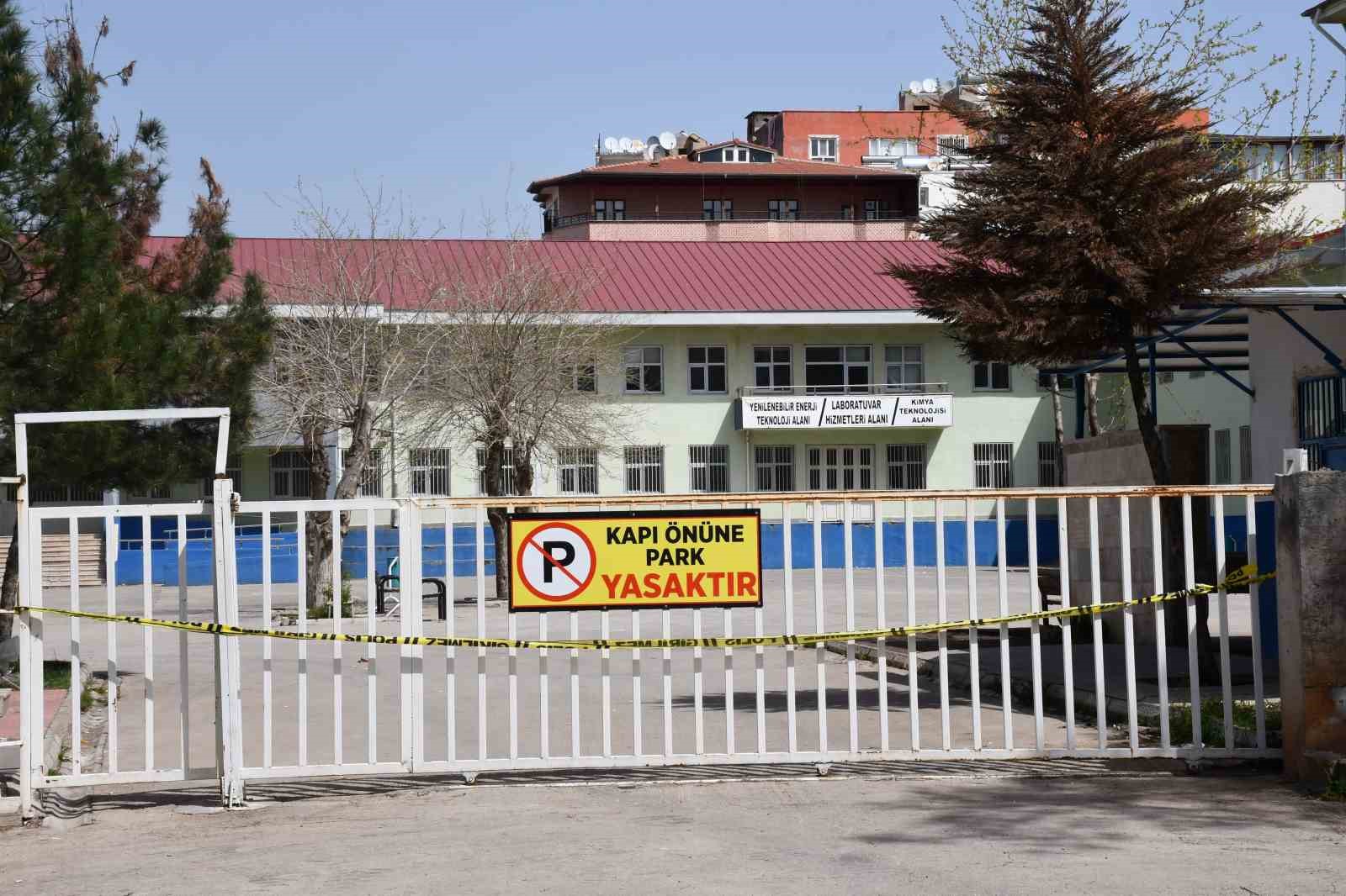 Saldırı olayının yaşandığı Siverek’te okullarda sessizlik hakim 9 saldiri olayinin yasandigi siverekte okullarda sessizlik hakim 5 j1Fzb8pq