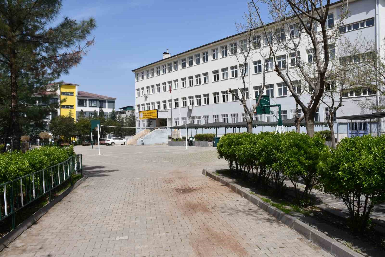 Saldırı olayının yaşandığı Siverek’te okullarda sessizlik hakim 11 saldiri olayinin yasandigi siverekte okullarda sessizlik hakim 7 9uLEAnzv