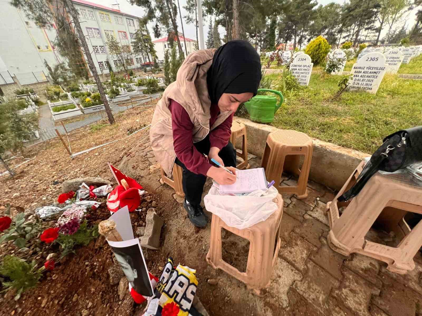 Saldırıda can veren çocukların mezarlarına bırakılan notlar duygulandırdı 4 saldirida can veren cocuklarin mezarlarina birakilan notlar duygulandirdi 0 davA5X59
