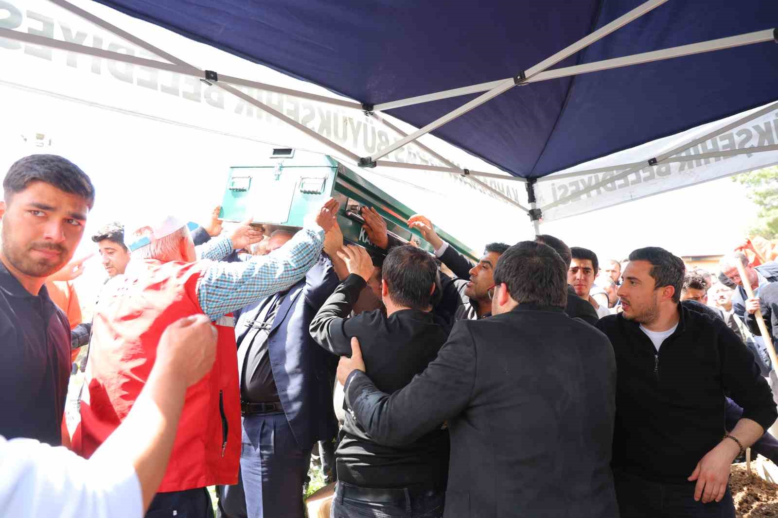 saldirida hayatini kaybeden 4 sinif arkadasi yan yana topraga verildi 3 DKJFLSyk