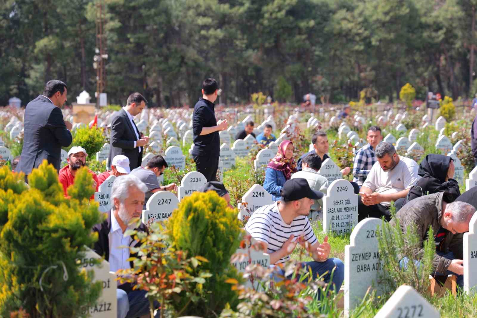 saldirida hayatini kaybeden 4 sinif arkadasi yan yana topraga verildi 4 6iufSRX7