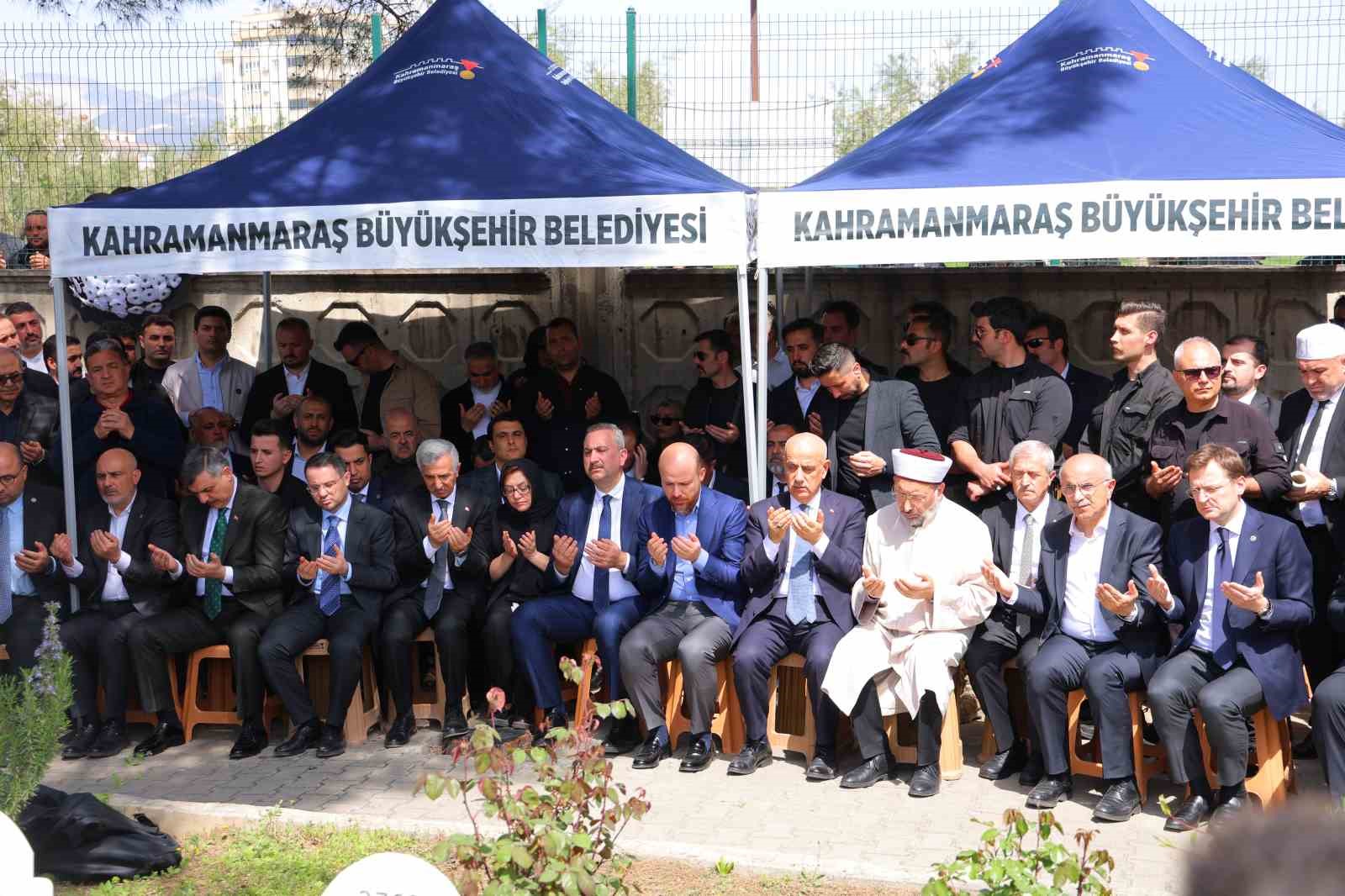 saldirida hayatini kaybeden 4 sinif arkadasi yan yana topraga verildi 5