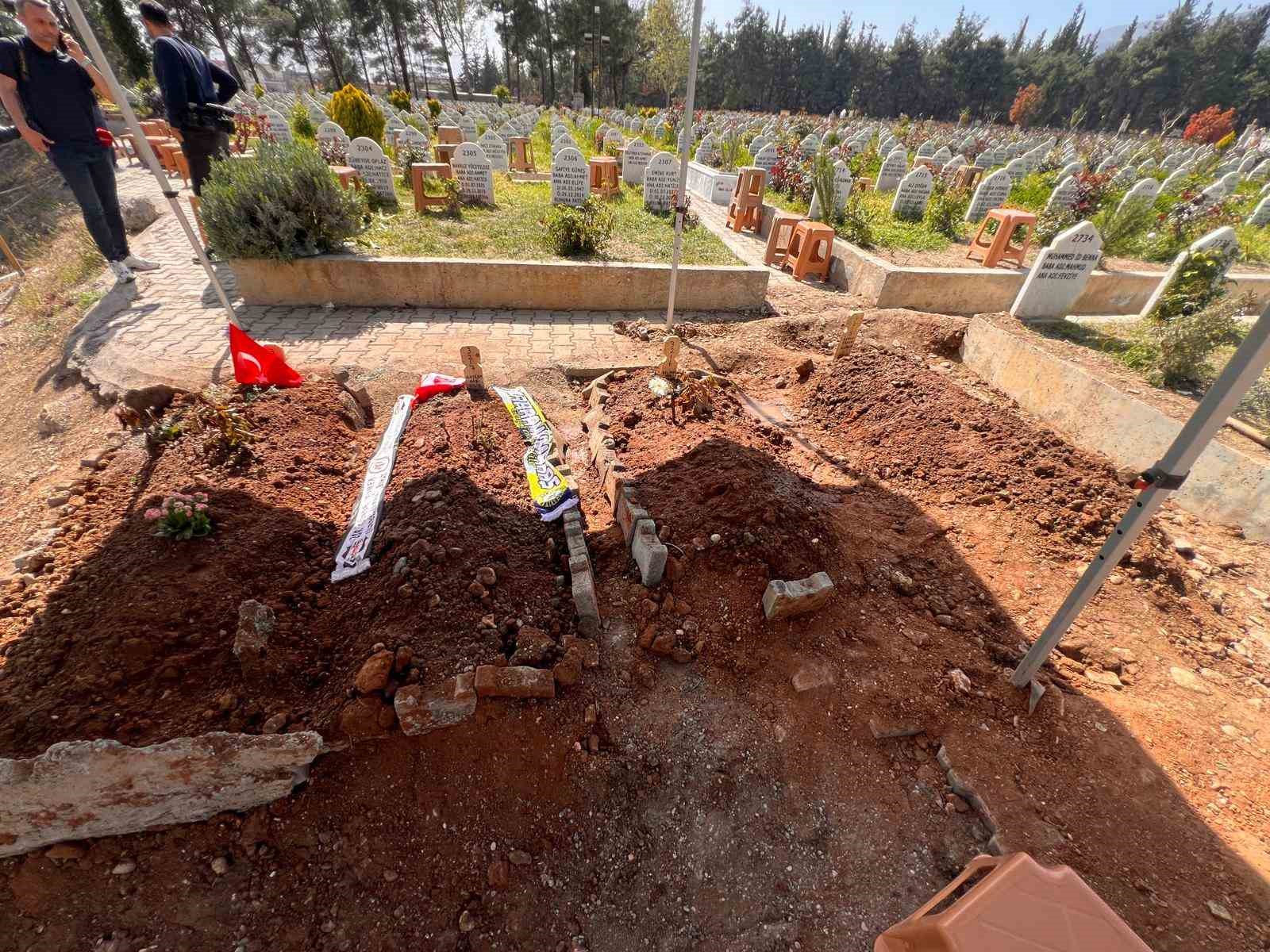 saldirida hayatini kaybeden 4 sinif arkadasi yan yana topraga verildi 6 c64wASKM