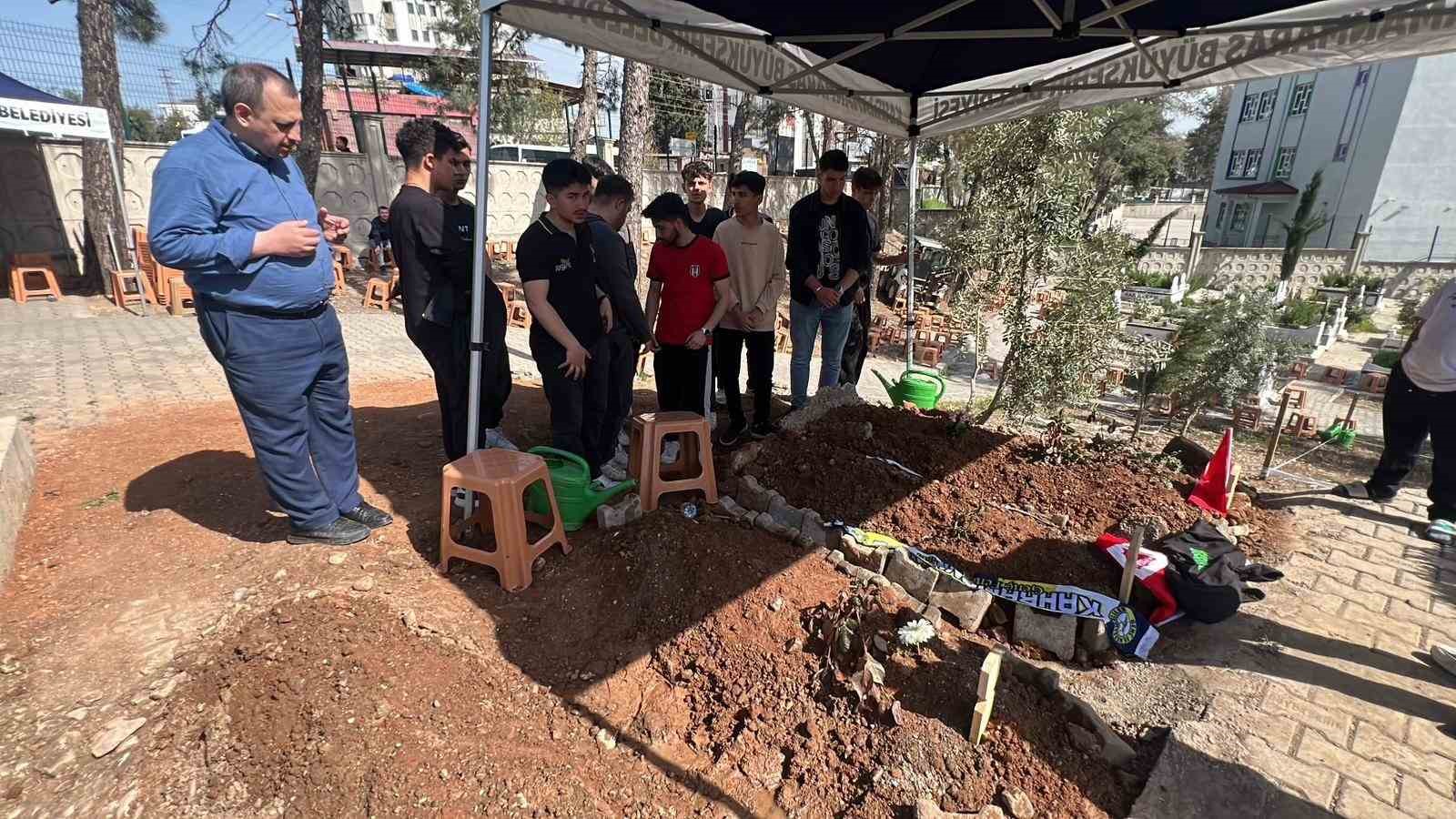 saldirida hayatini kaybeden 4 sinif arkadasi yan yana topraga verildi 7 SCk77QgK