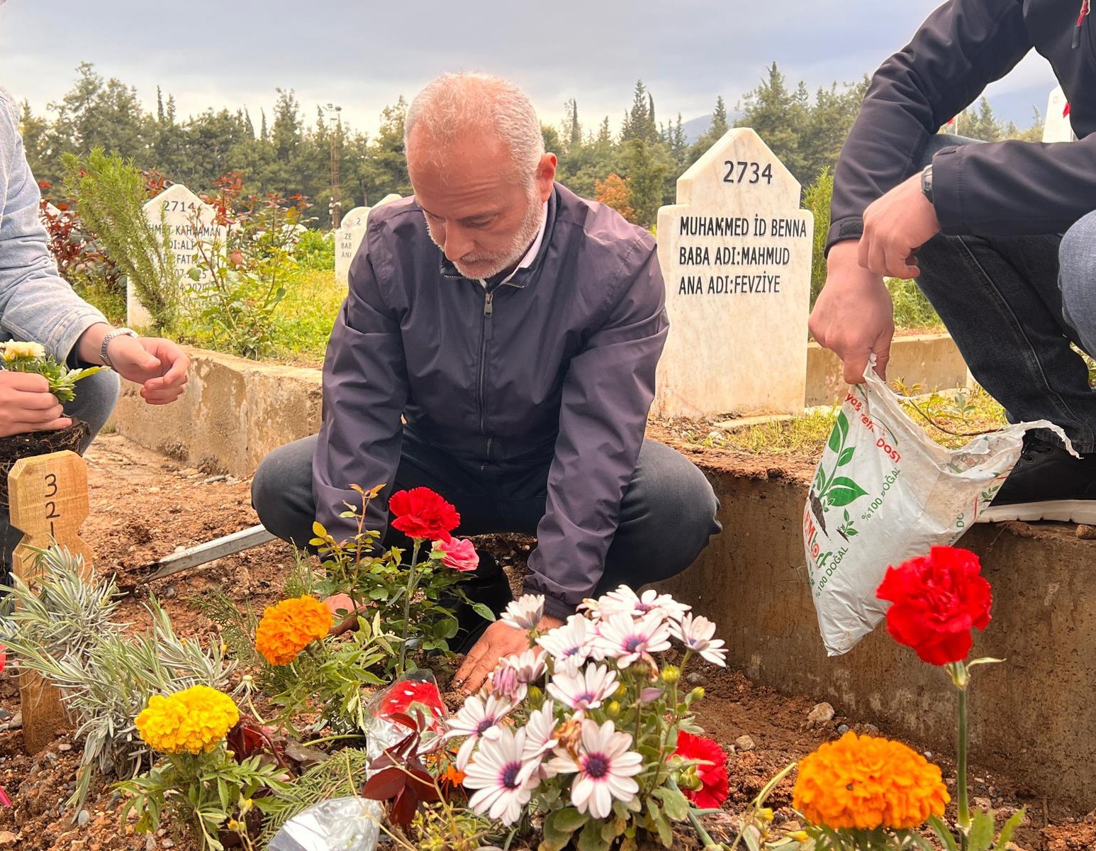 saldirida hayatini kaybeden keremin mezarina cicekler dikildi 1 SFChR9jc