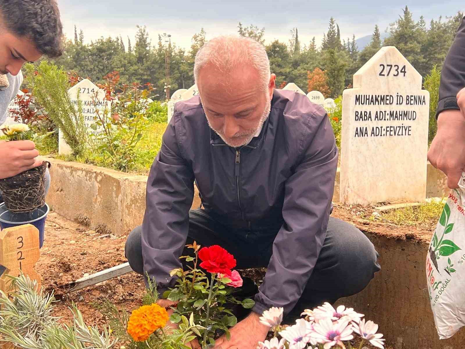 saldirida hayatini kaybeden keremin mezarina cicekler dikildi 3 bbDWJhSR