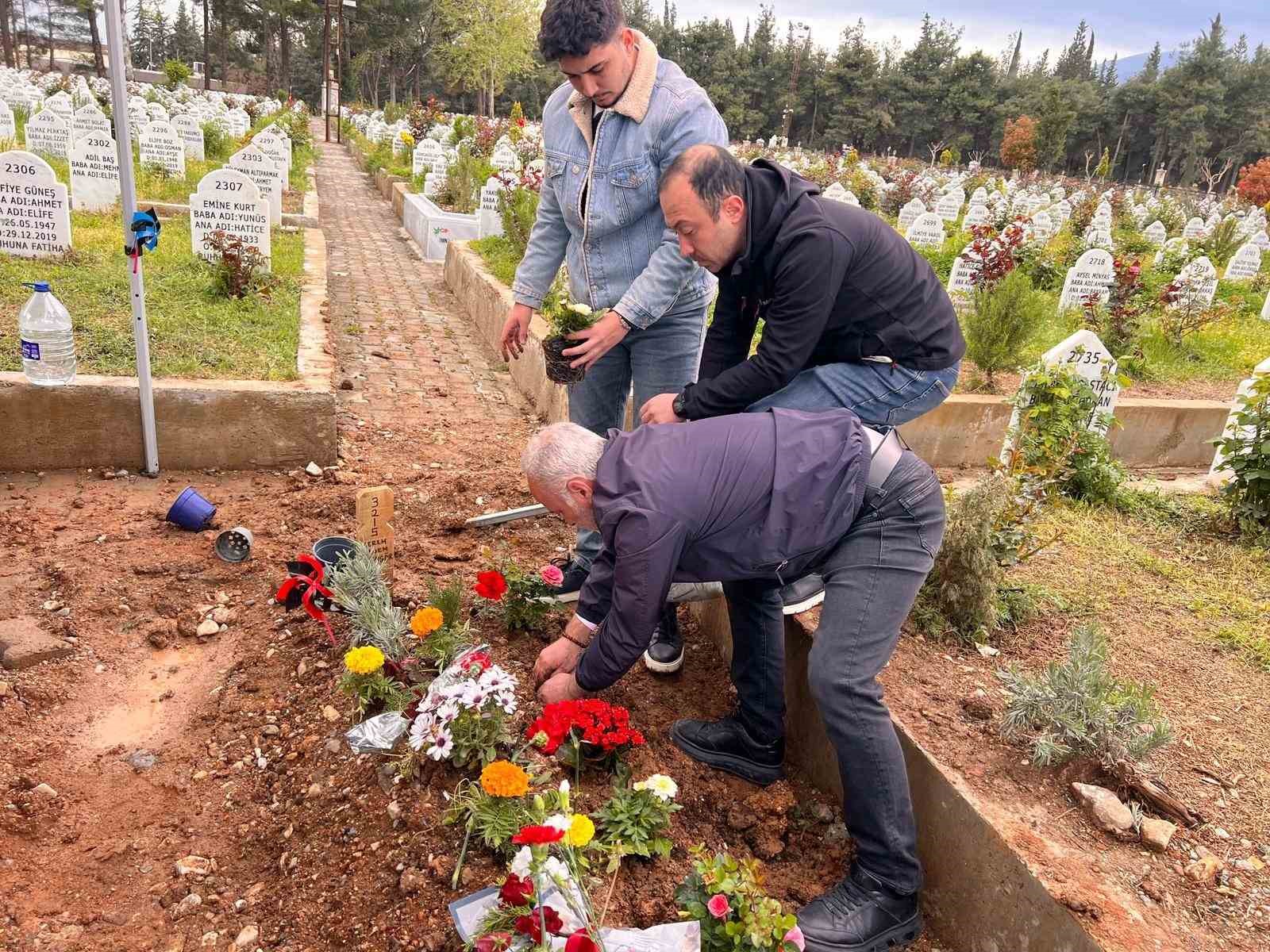 saldirida hayatini kaybeden keremin mezarina cicekler dikildi 4 naynswWT