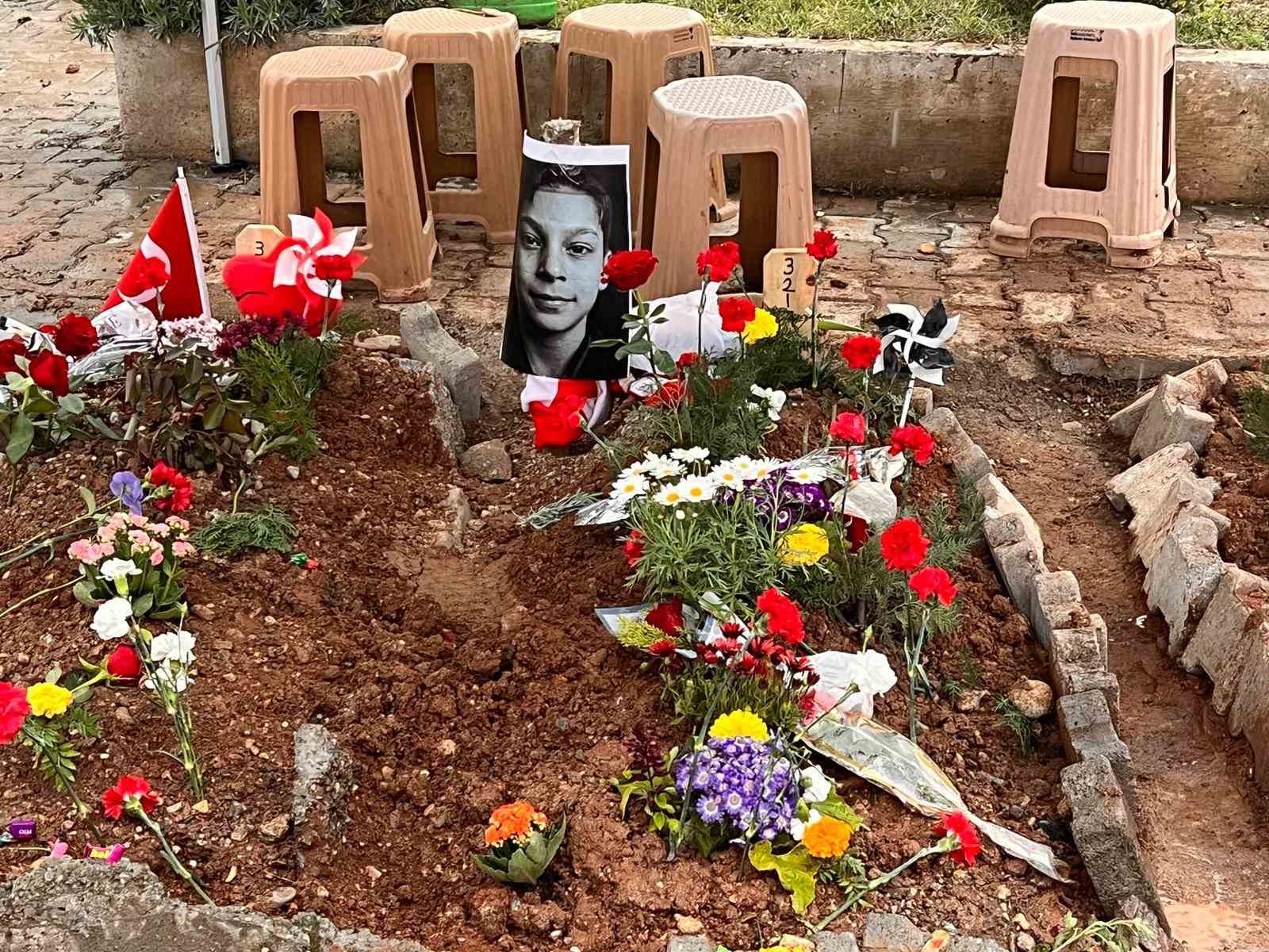 saldirida hayatini kaybeden ogrencilerin mezarlarina birakilan notlar duygulandiriyor 2 QmOY5jOj