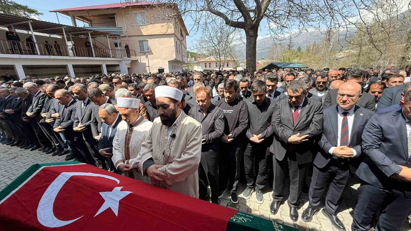 Saldırıda öğrencilerine siper olan öğretmen, gözyaşlarıyla son yolculuğuna uğurlandı 4 saldirida ogrencilerine siper olan ogretmen gozyaslariyla son yolculuguna ugurlandi 0 RbWgfq69