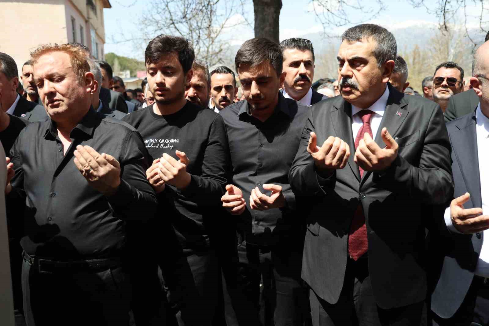 Saldırıda öğrencilerine siper olan öğretmen, gözyaşlarıyla son yolculuğuna uğurlandı 5 saldirida ogrencilerine siper olan ogretmen gozyaslariyla son yolculuguna ugurlandi 1 bLnWun4n