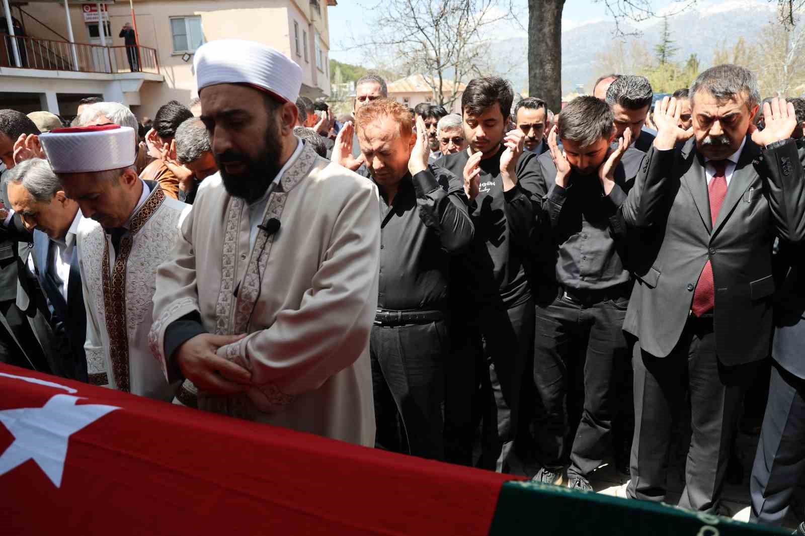 Saldırıda öğrencilerine siper olan öğretmen, gözyaşlarıyla son yolculuğuna uğurlandı 6 saldirida ogrencilerine siper olan ogretmen gozyaslariyla son yolculuguna ugurlandi 2