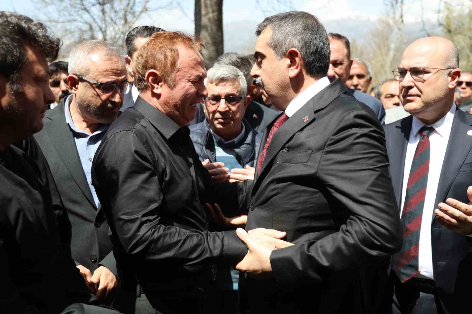 Saldırıda öğrencilerine siper olan öğretmen, gözyaşlarıyla son yolculuğuna uğurlandı 7 saldirida ogrencilerine siper olan ogretmen gozyaslariyla son yolculuguna ugurlandi 3 9VLhzdiW
