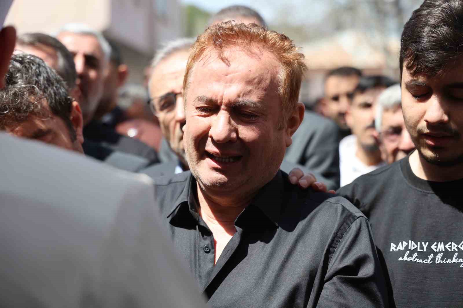 Saldırıda öğrencilerine siper olan öğretmen, gözyaşlarıyla son yolculuğuna uğurlandı 8 saldirida ogrencilerine siper olan ogretmen gozyaslariyla son yolculuguna ugurlandi 4 YiR73UK7