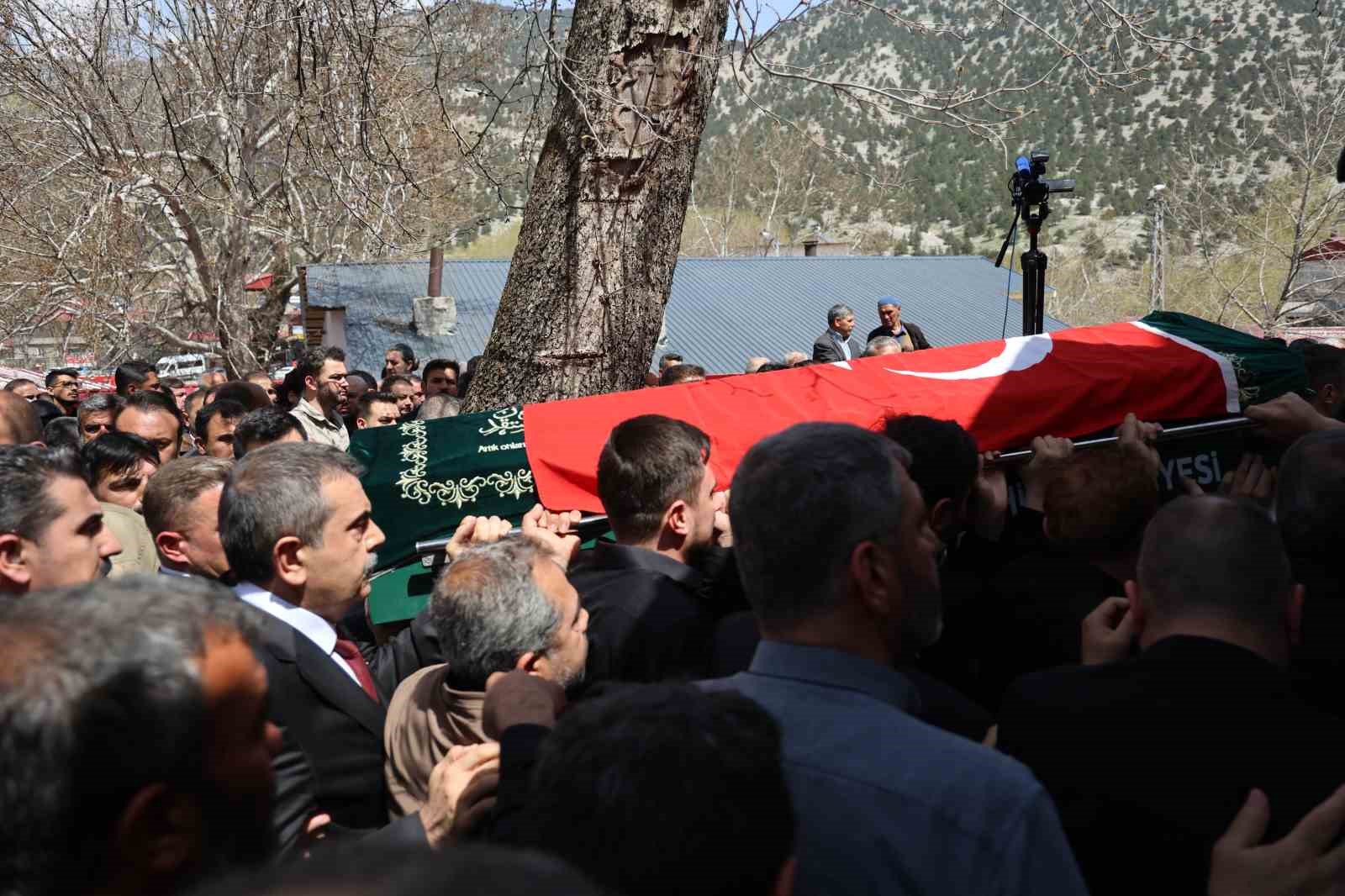 Saldırıda öğrencilerine siper olan öğretmen, gözyaşlarıyla son yolculuğuna uğurlandı 9 saldirida ogrencilerine siper olan ogretmen gozyaslariyla son yolculuguna ugurlandi 5 BqEfkQIm