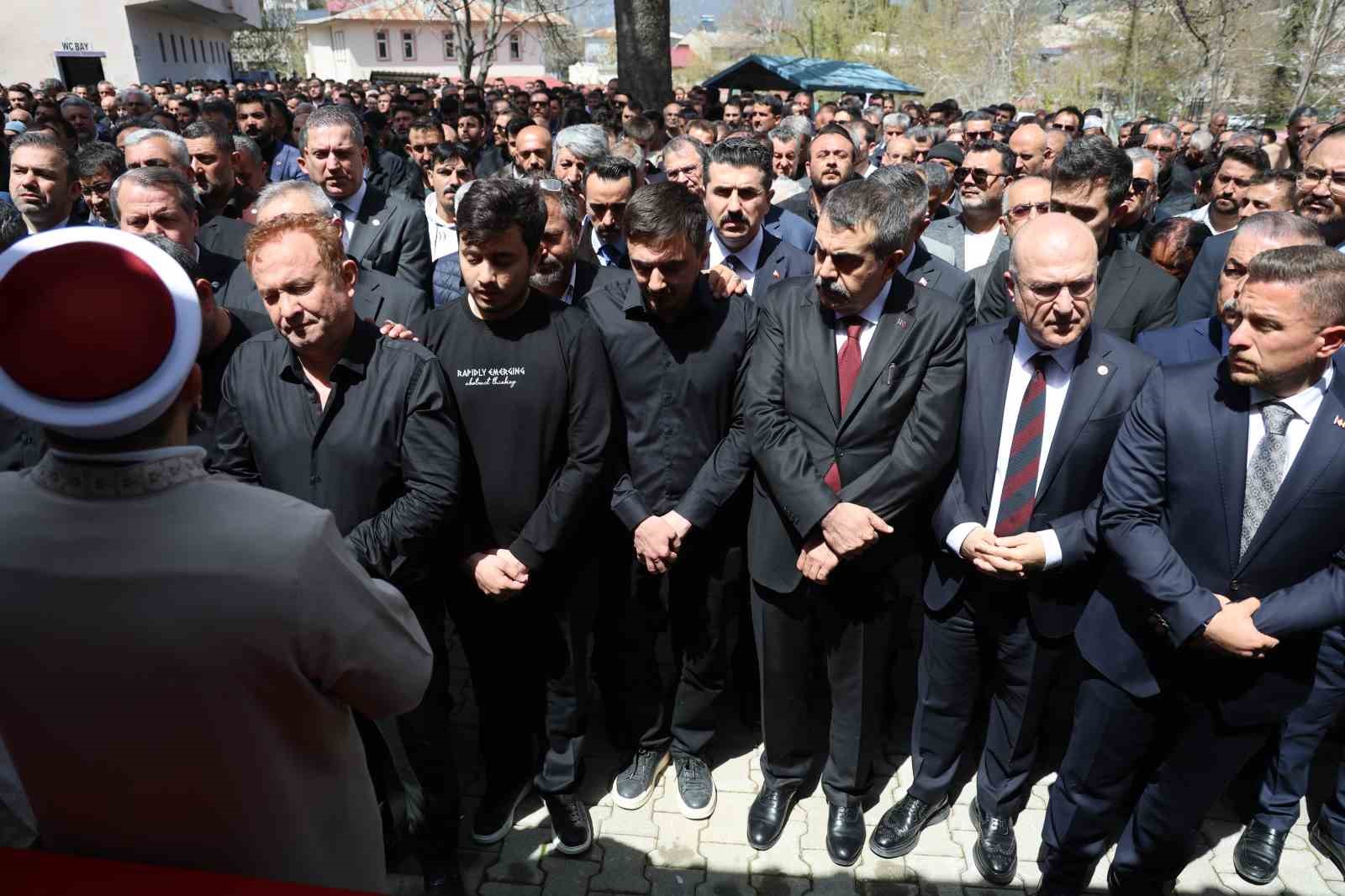 Saldırıda öğrencilerine siper olan öğretmen, gözyaşlarıyla son yolculuğuna uğurlandı 11 saldirida ogrencilerine siper olan ogretmen gozyaslariyla son yolculuguna ugurlandi 7