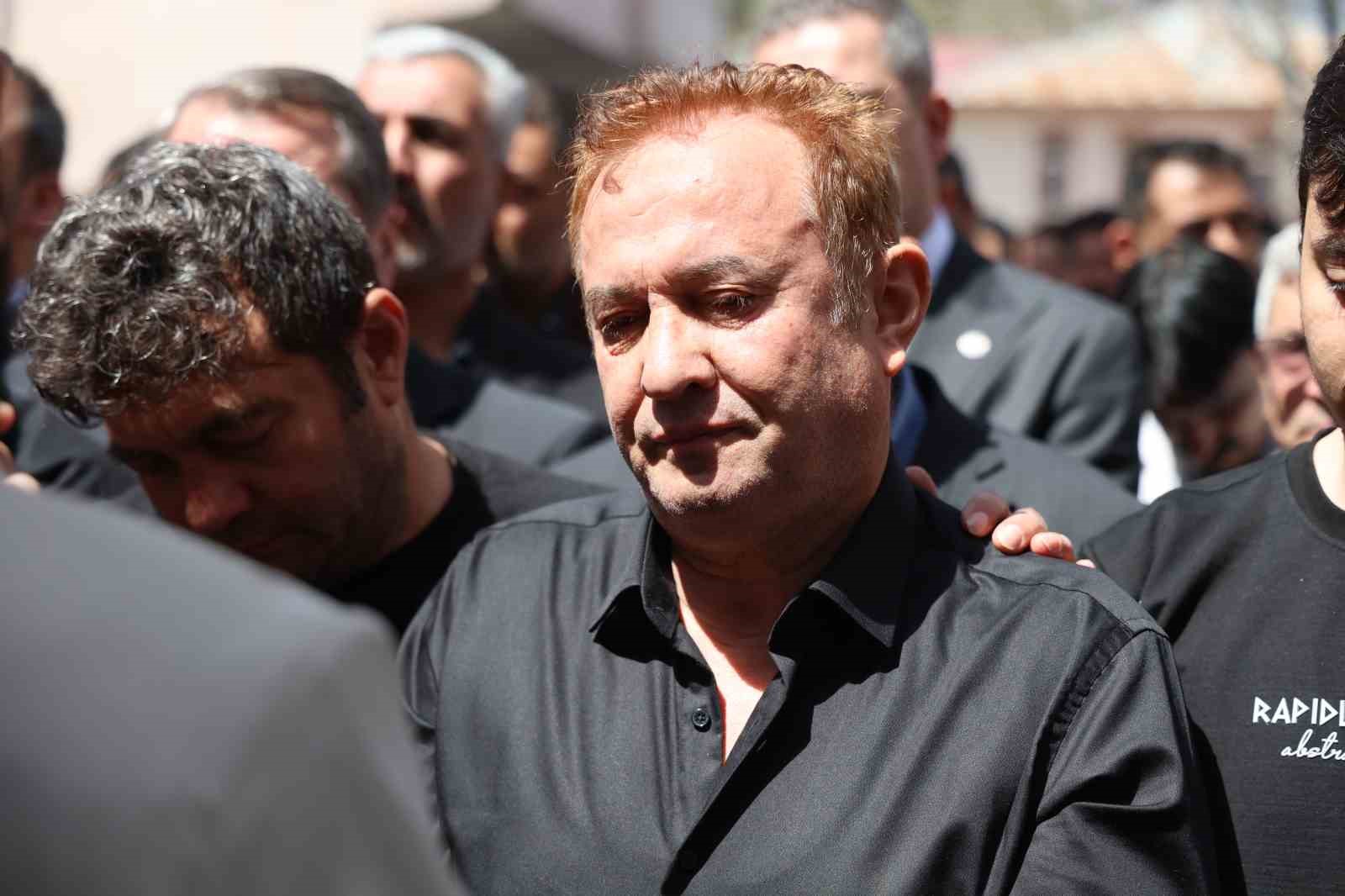 Saldırıda öğrencilerine siper olan öğretmen, gözyaşlarıyla son yolculuğuna uğurlandı 12 saldirida ogrencilerine siper olan ogretmen gozyaslariyla son yolculuguna ugurlandi 8 kCVzKvcd