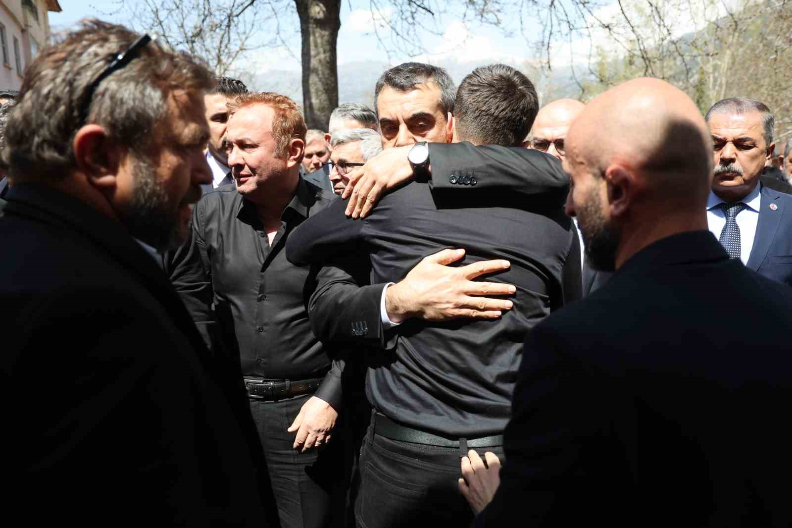 Saldırıda öğrencilerine siper olan öğretmen, gözyaşlarıyla son yolculuğuna uğurlandı 13 saldirida ogrencilerine siper olan ogretmen gozyaslariyla son yolculuguna ugurlandi 9 lAciG4a7