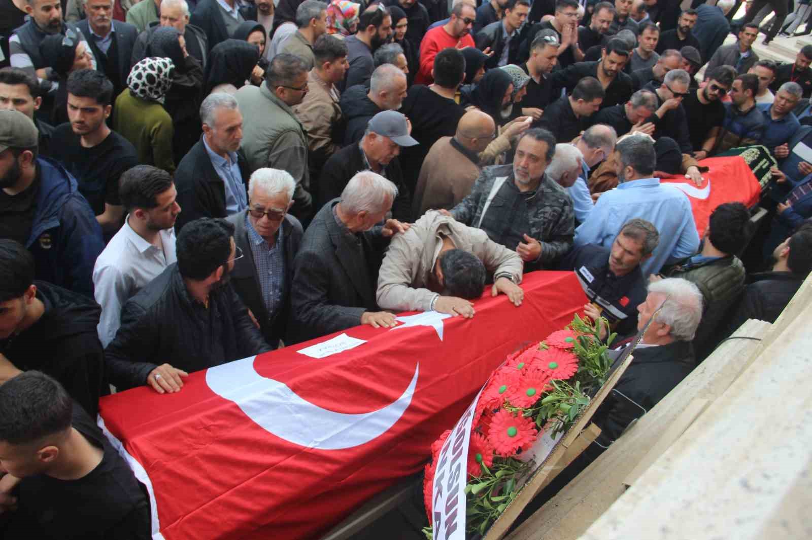 saldirida olen 4 ogrenci gozyaslari icerisinde ugurlandi 15 jQU8d7Dv