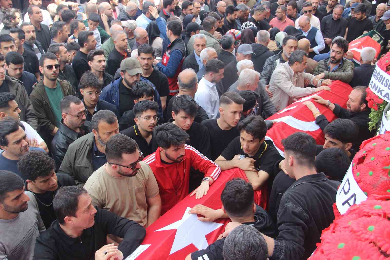 saldirida olen 4 ogrenci gozyaslari icerisinde ugurlandi 22 z3Mu9L4s