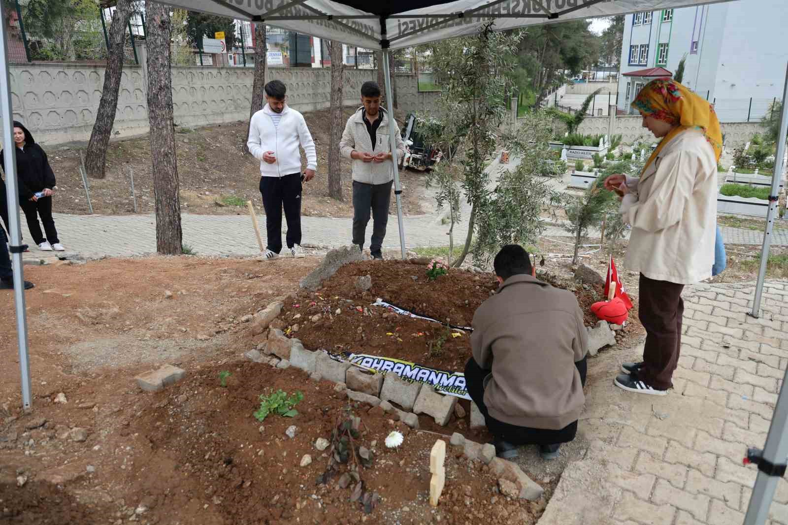 saldirida olen 4 ogrencinin mezarinda huzun ve gozyasi hakim 11