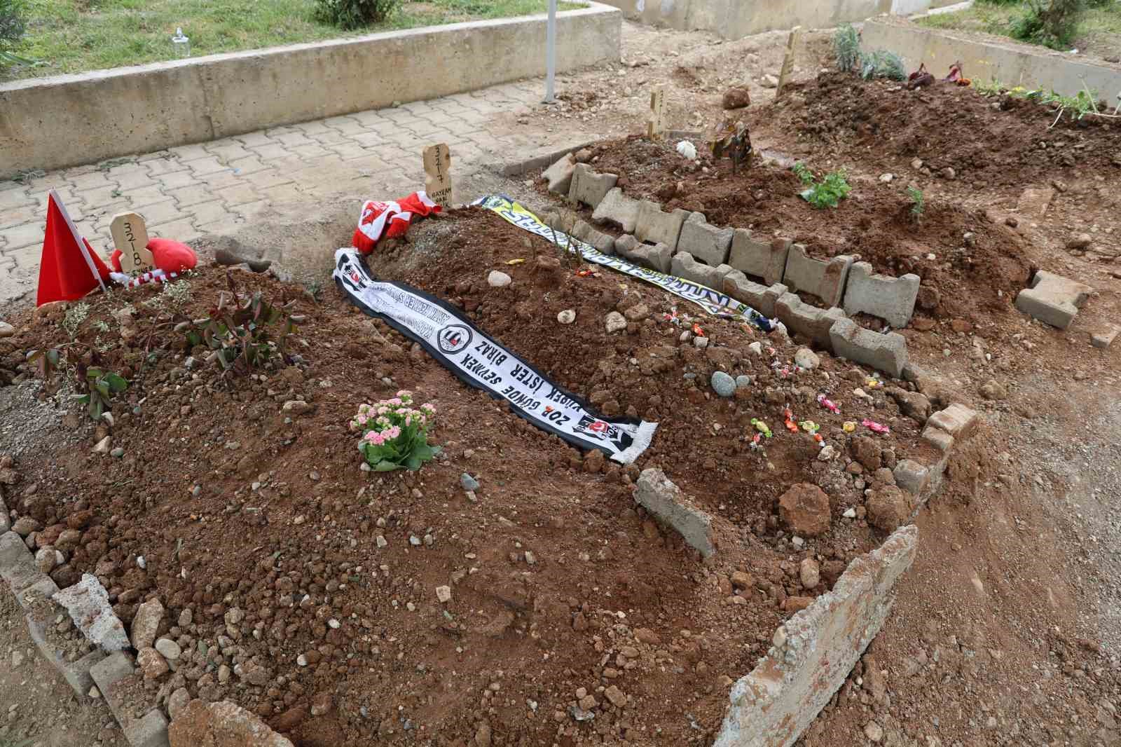 saldirida olen 4 ogrencinin mezarinda huzun ve gozyasi hakim 12 3b123gwW
