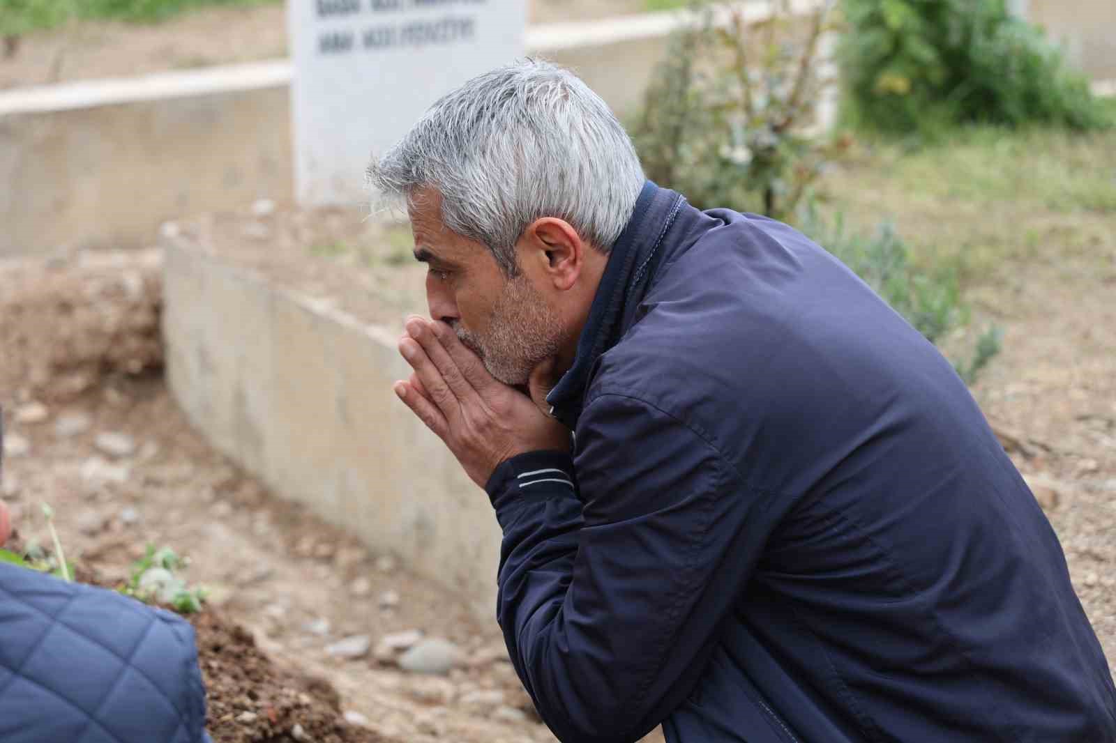 saldirida olen 4 ogrencinin mezarinda huzun ve gozyasi hakim 3 suQZJ6DS