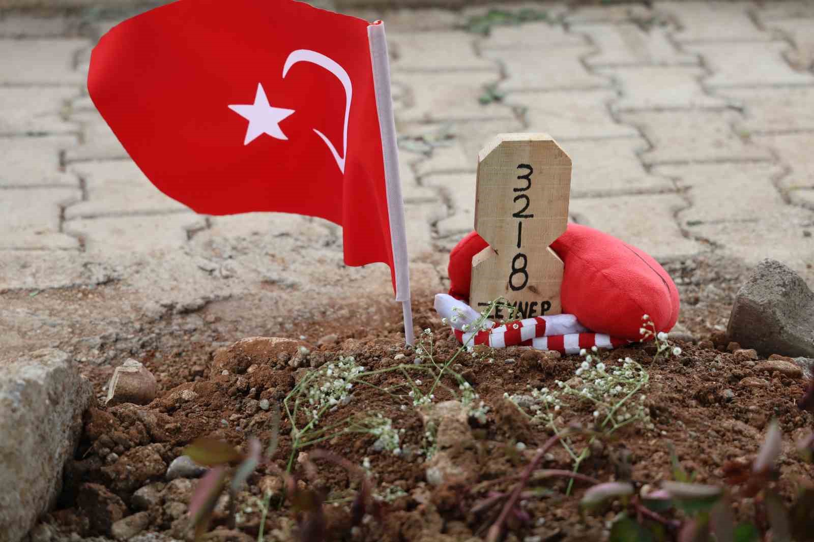 saldirida olen 4 ogrencinin mezarinda huzun ve gozyasi hakim 4 kUHpbETz