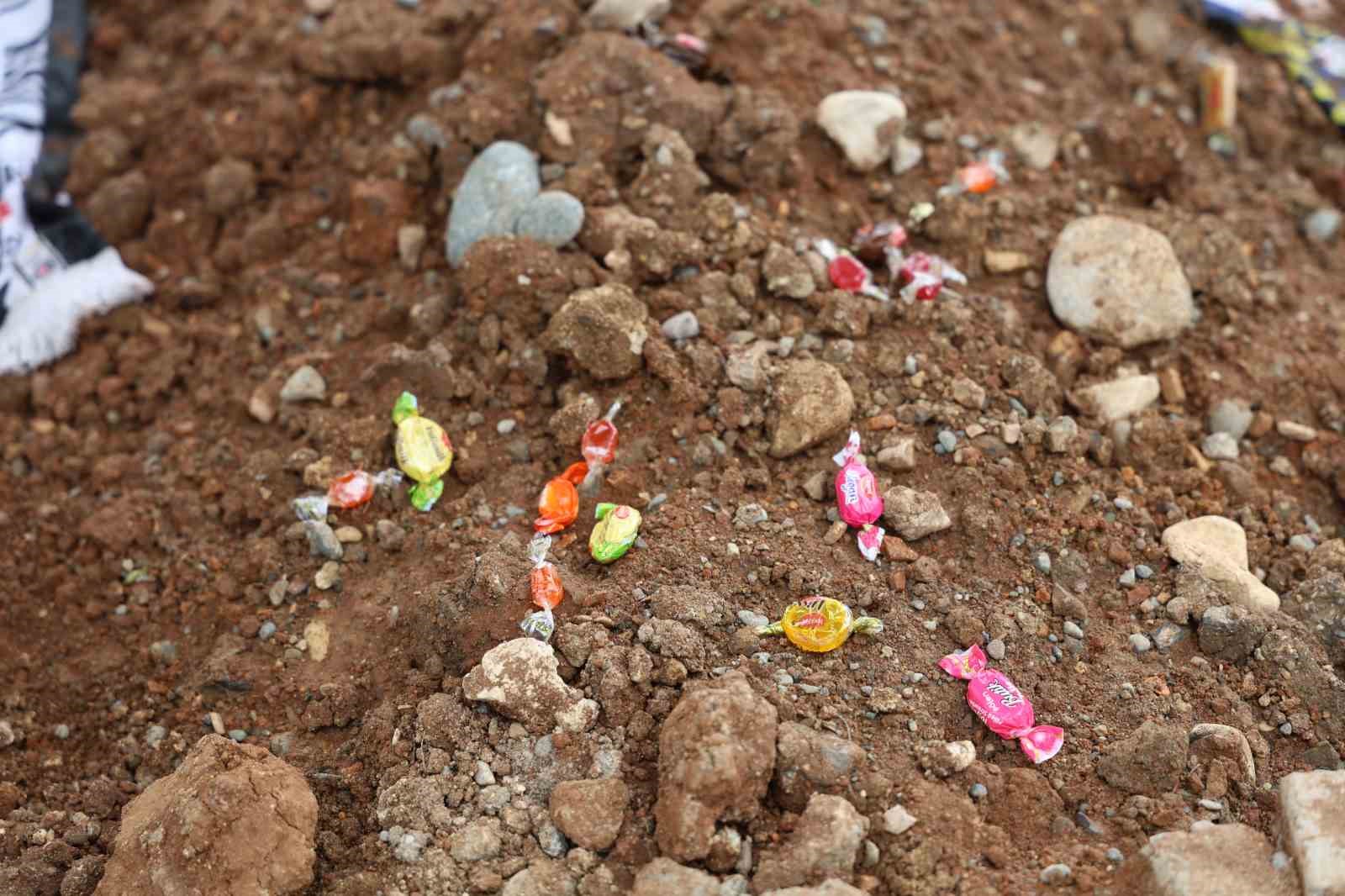 saldirida olen 4 ogrencinin mezarinda huzun ve gozyasi hakim 5 RHCAtWBs