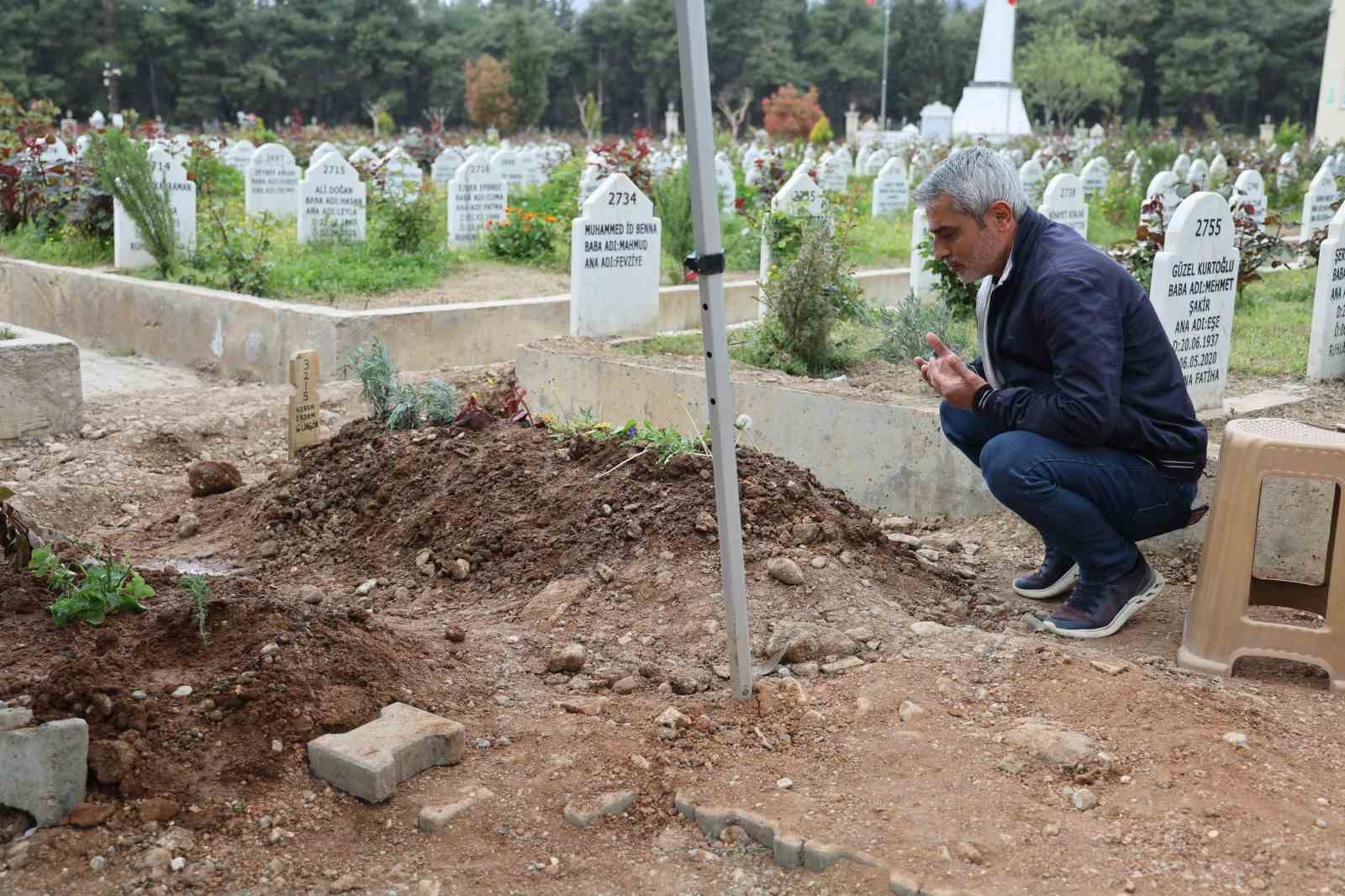 saldirida olen 4 ogrencinin mezarinda huzun ve gozyasi hakim 8 MIl8rasK