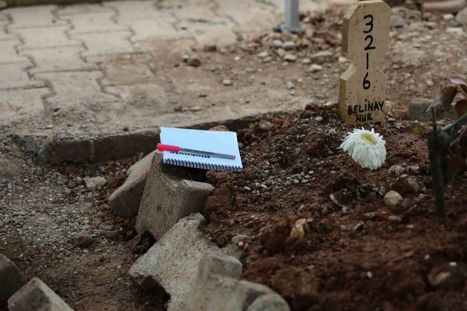 saldirida olen cocuklarin mezarina duygulandiran not birakildi 10 Ohmavpew