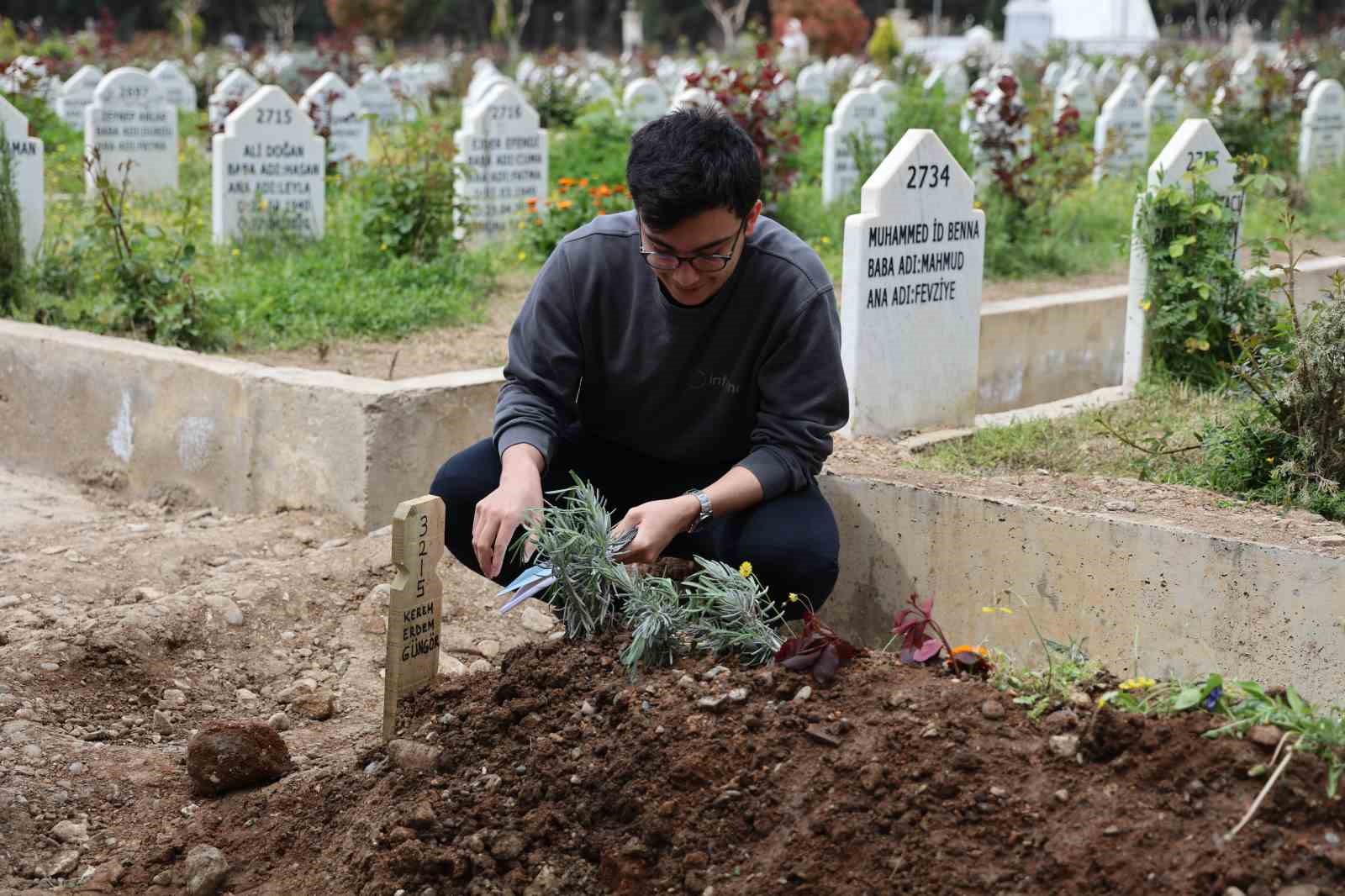 saldirida olen cocuklarin mezarina duygulandiran not birakildi 11 VIwX8qdY
