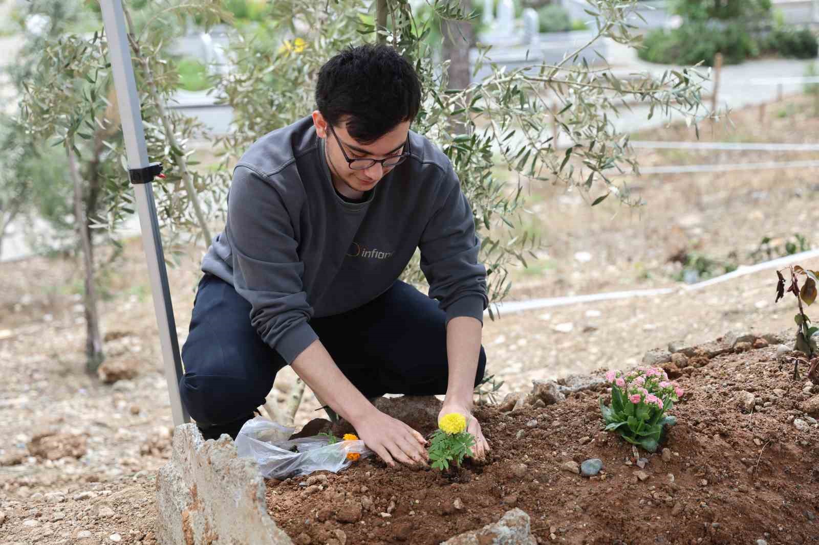 saldirida olen cocuklarin mezarina duygulandiran not birakildi 13 Gah9LLBT