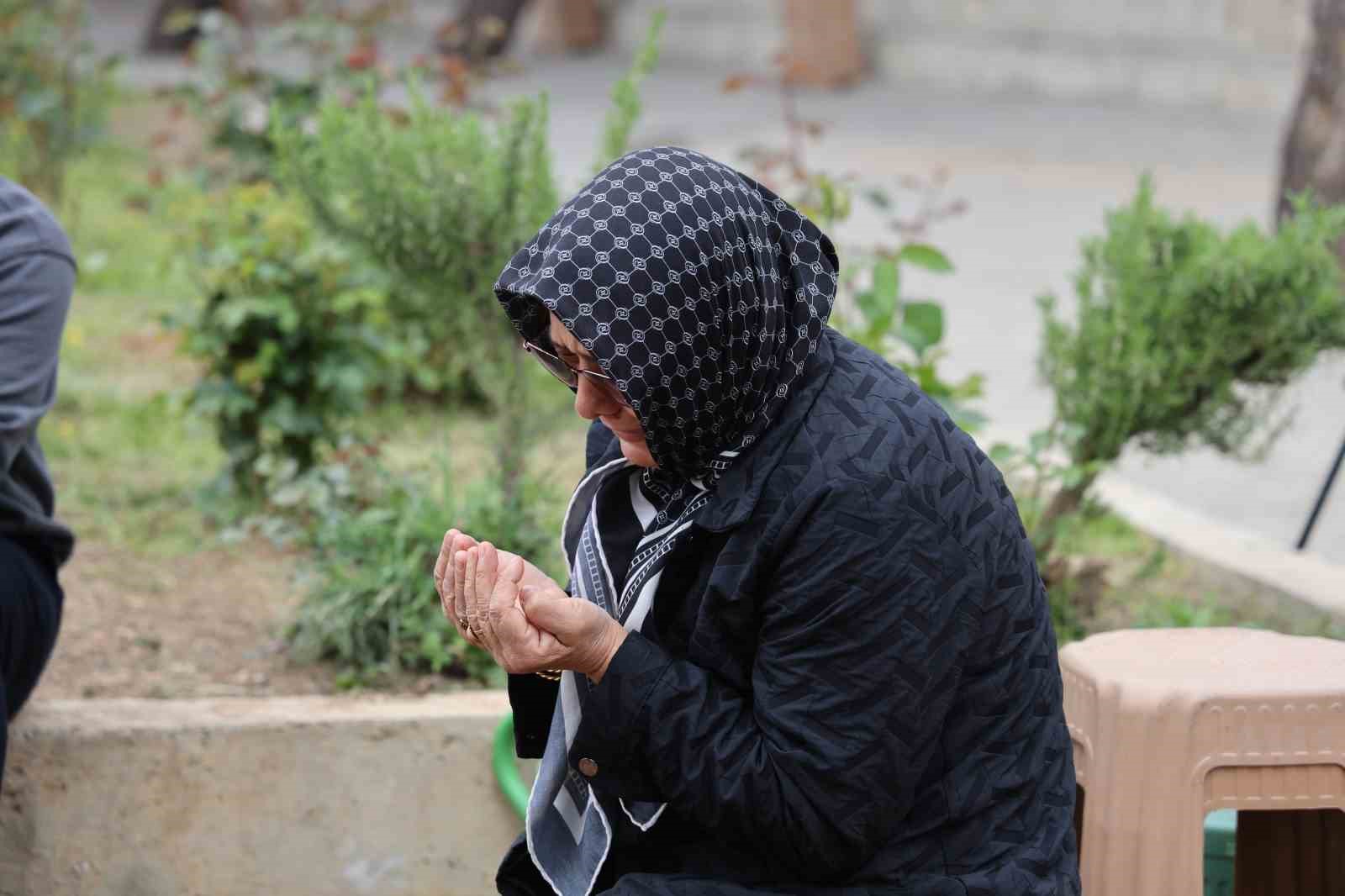 saldirida olen cocuklarin mezarina duygulandiran not birakildi 3 Ttt8mA1B