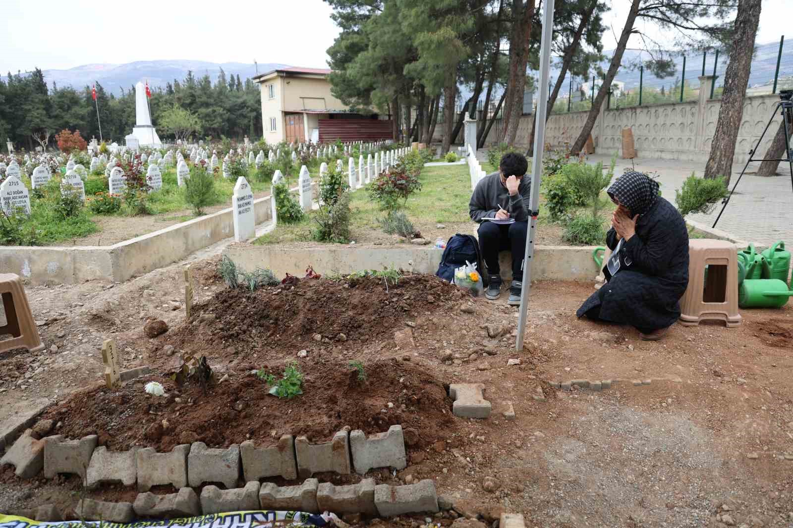 saldirida olen cocuklarin mezarina duygulandiran not birakildi 4