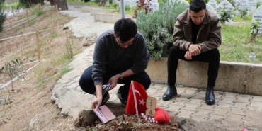 saldirida-olen-cocuklarin-mezarina-duygulandiran-not-birakildi-SQJALZVX.jpg
