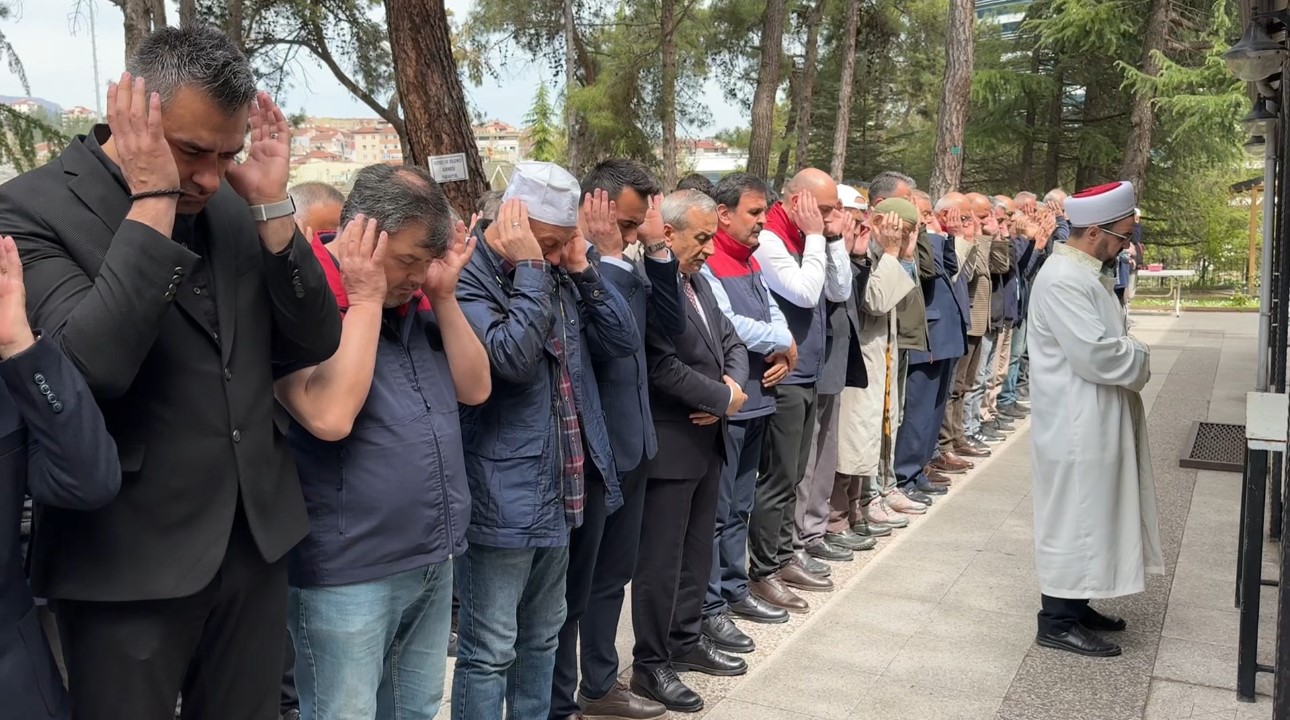 saldirida olen ogretmen ve ogrenciler icin giyabi cenaze namazi kilindi 1