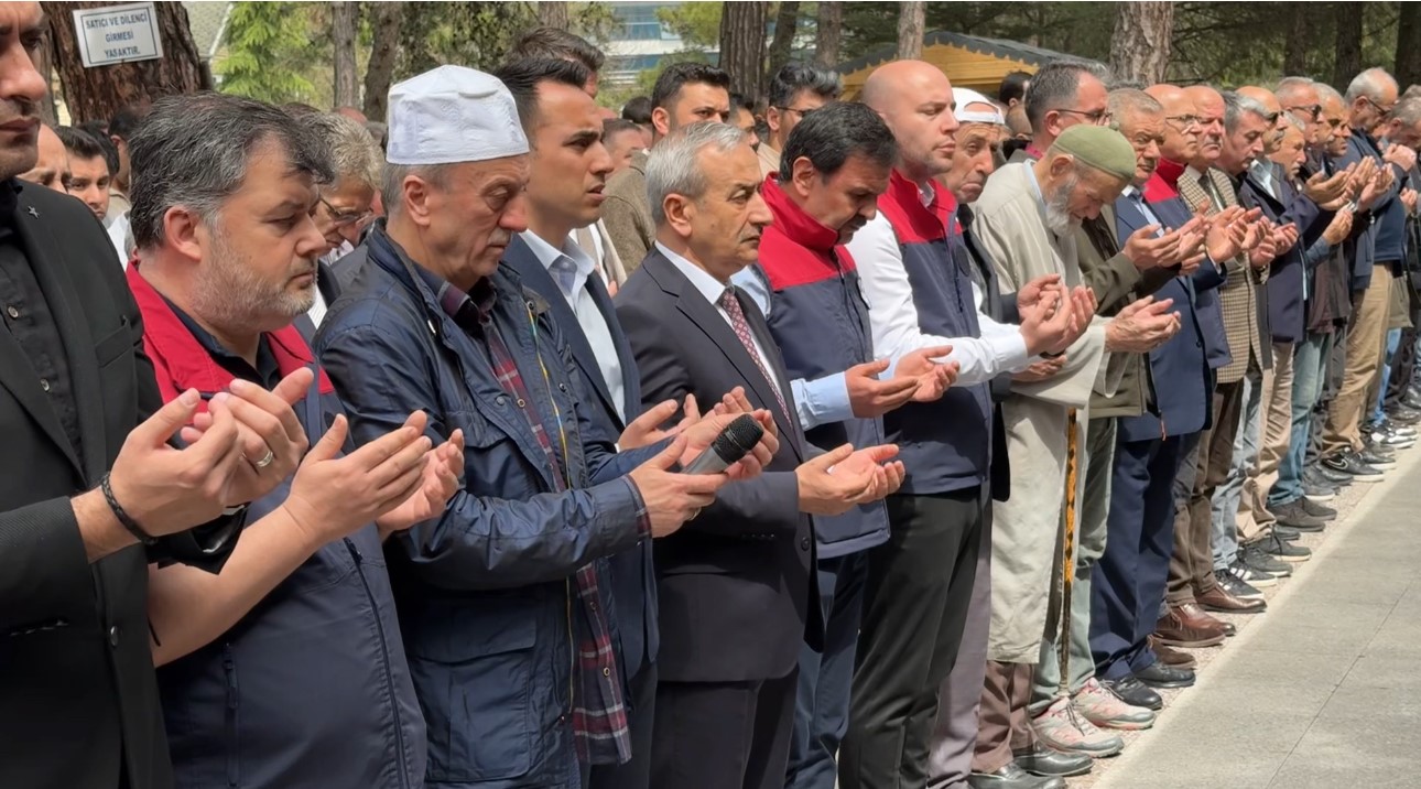 saldirida olen ogretmen ve ogrenciler icin giyabi cenaze namazi kilindi 2 CdbghbMO